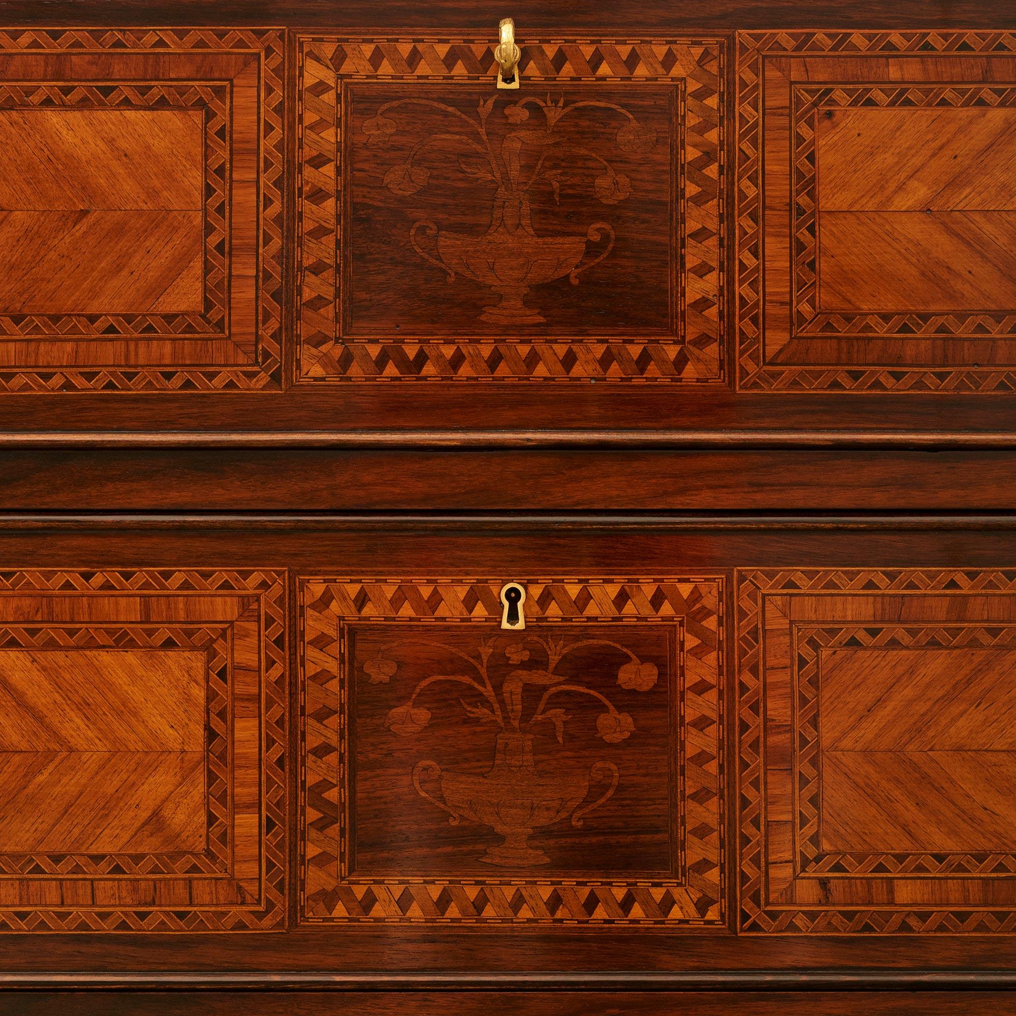 Commodo italiano del XIX secolo in legno di Kingwood, tulipano, ormolu e marmo di Siena in vendita 1