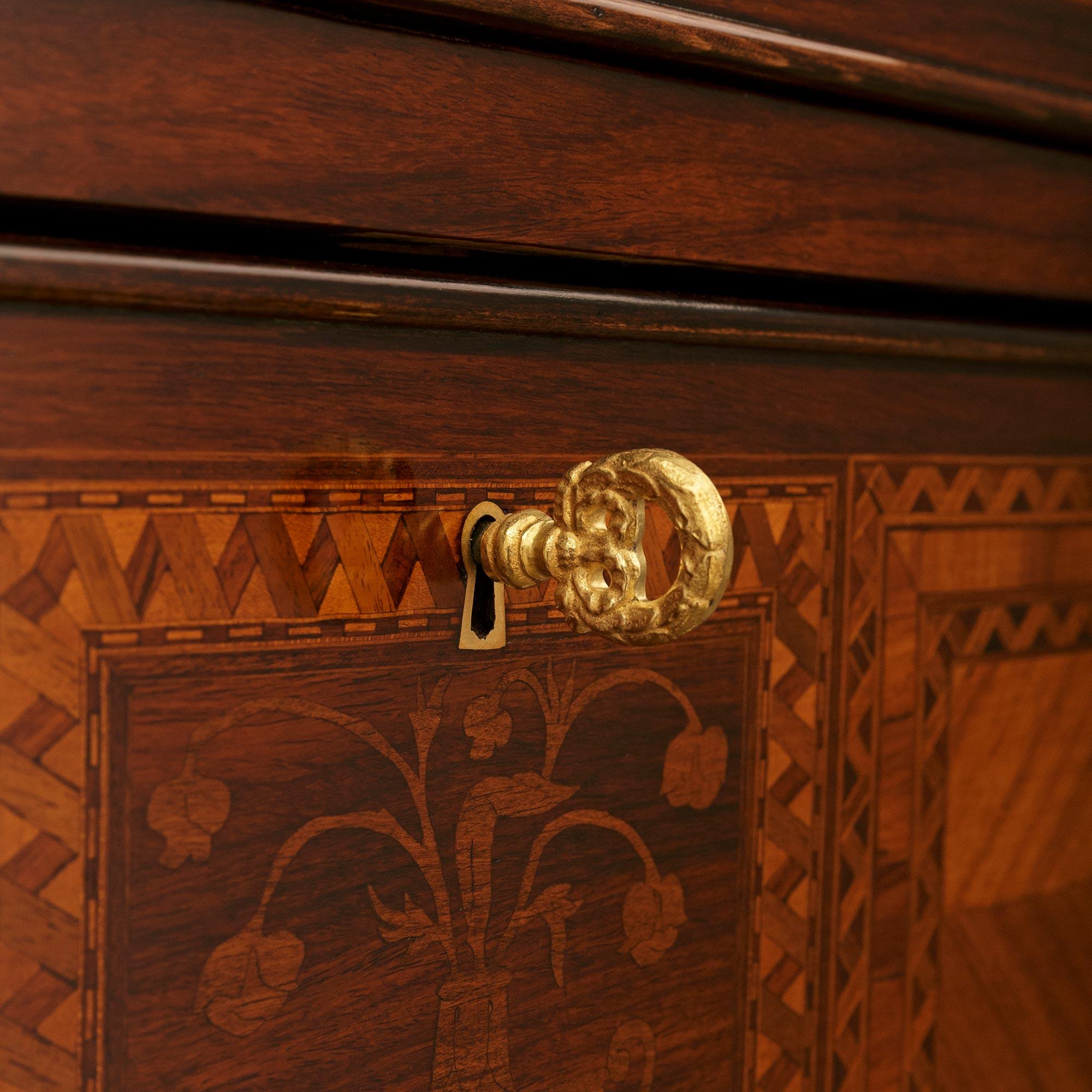 Commodo italiano del XIX secolo in legno di Kingwood, tulipano, ormolu e marmo di Siena in vendita 2