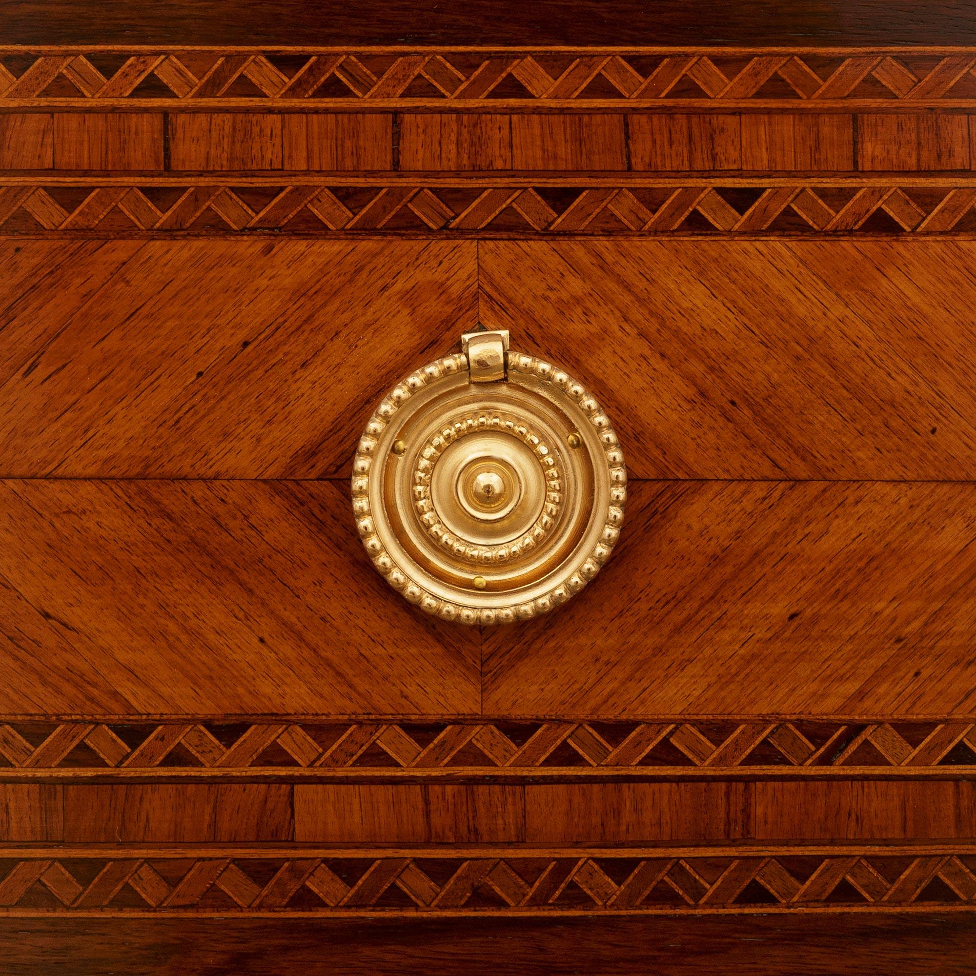 Commodo italiano del XIX secolo in legno di Kingwood, tulipano, ormolu e marmo di Siena in vendita 3