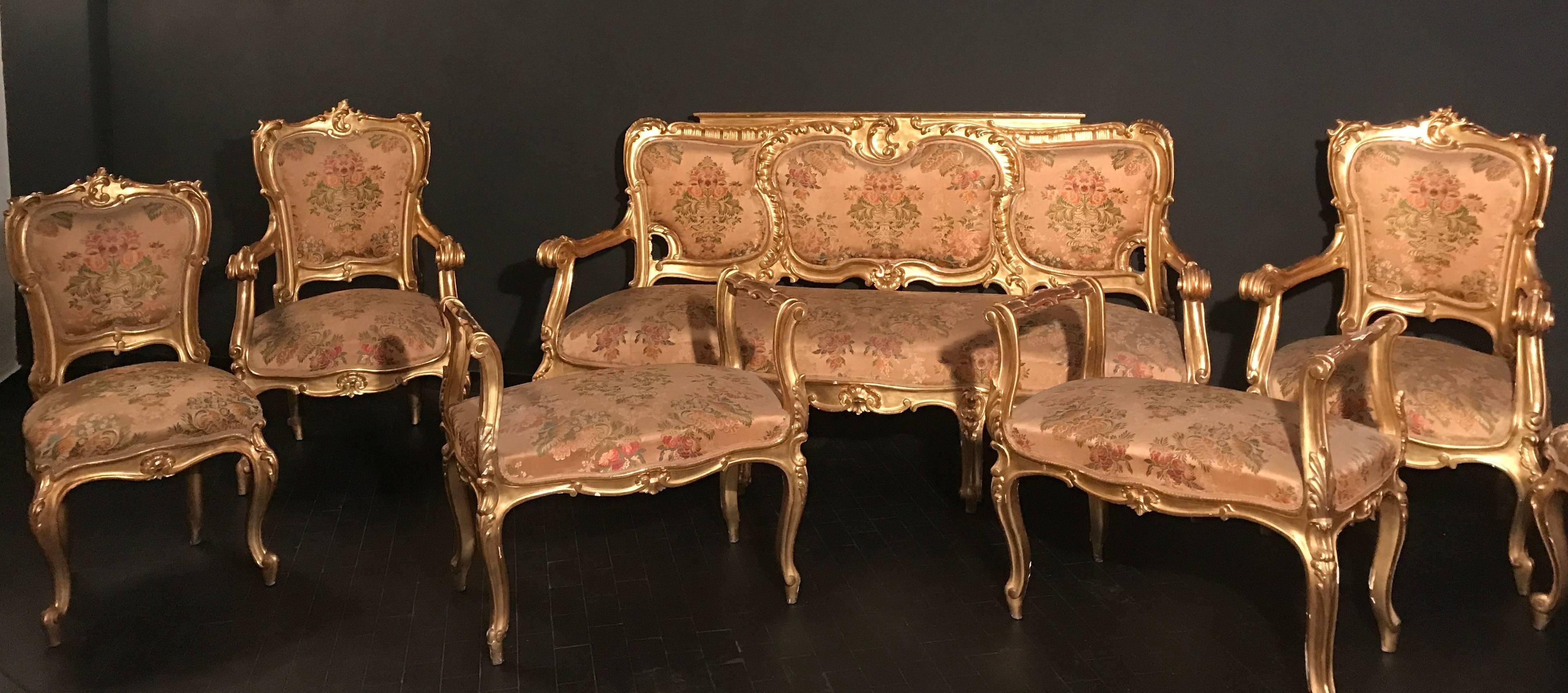 This magnificent and finely carved suite comprising of one sofa, two armchairs, two single chairs, Two window benches and four benches with original gilding.
Provenience from a Sicilian Aristocratic residence
Sofa measurements:
Height:
Width 185
