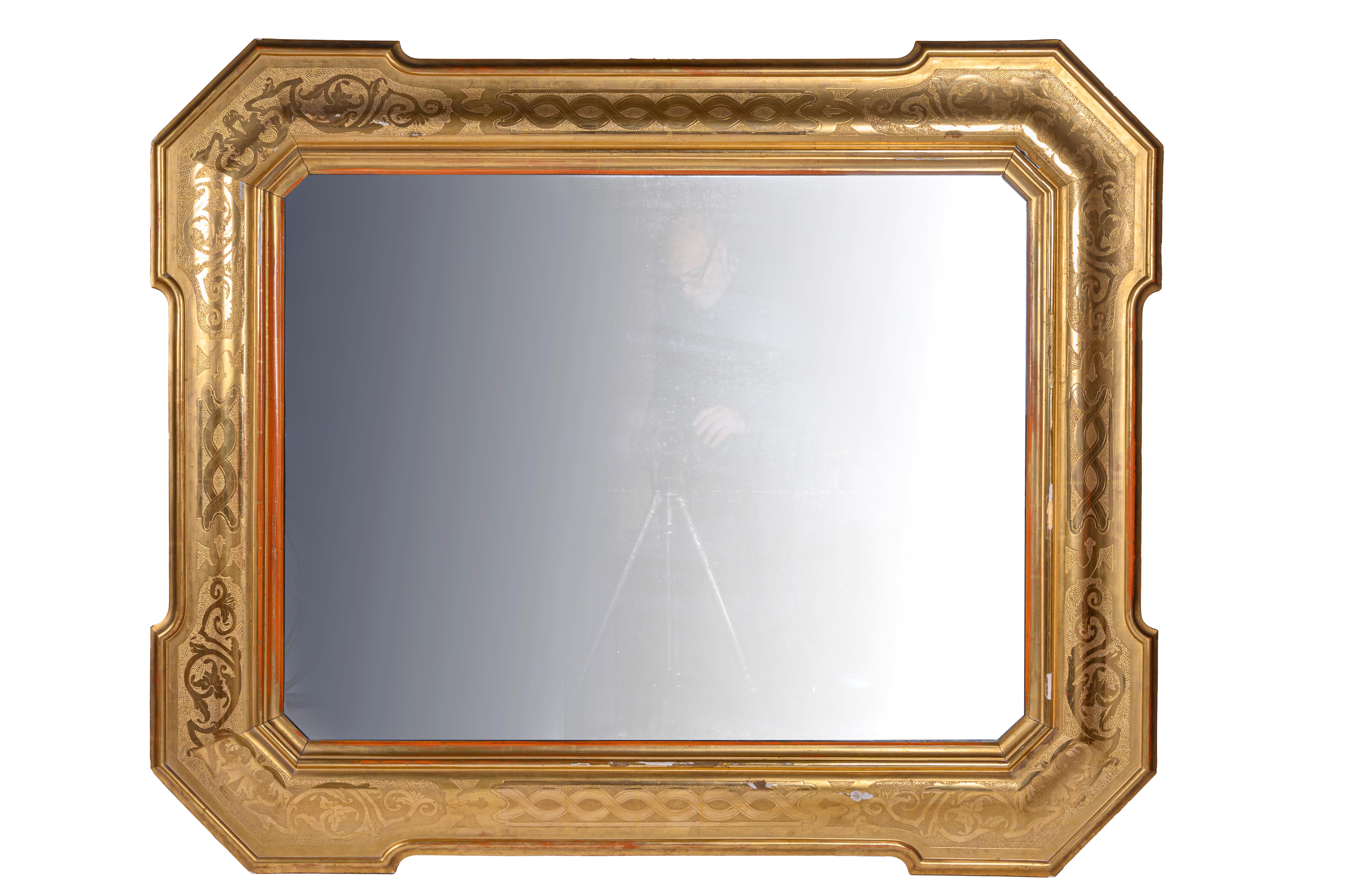 From Italy a mid-19th century carved and golden leaf gilded wooden mirror with antique original dark mercury glass, in a whole plate.
This shaped Louis Philippe Italian frame is finely carved with bulino and punched ground, finely decorated with