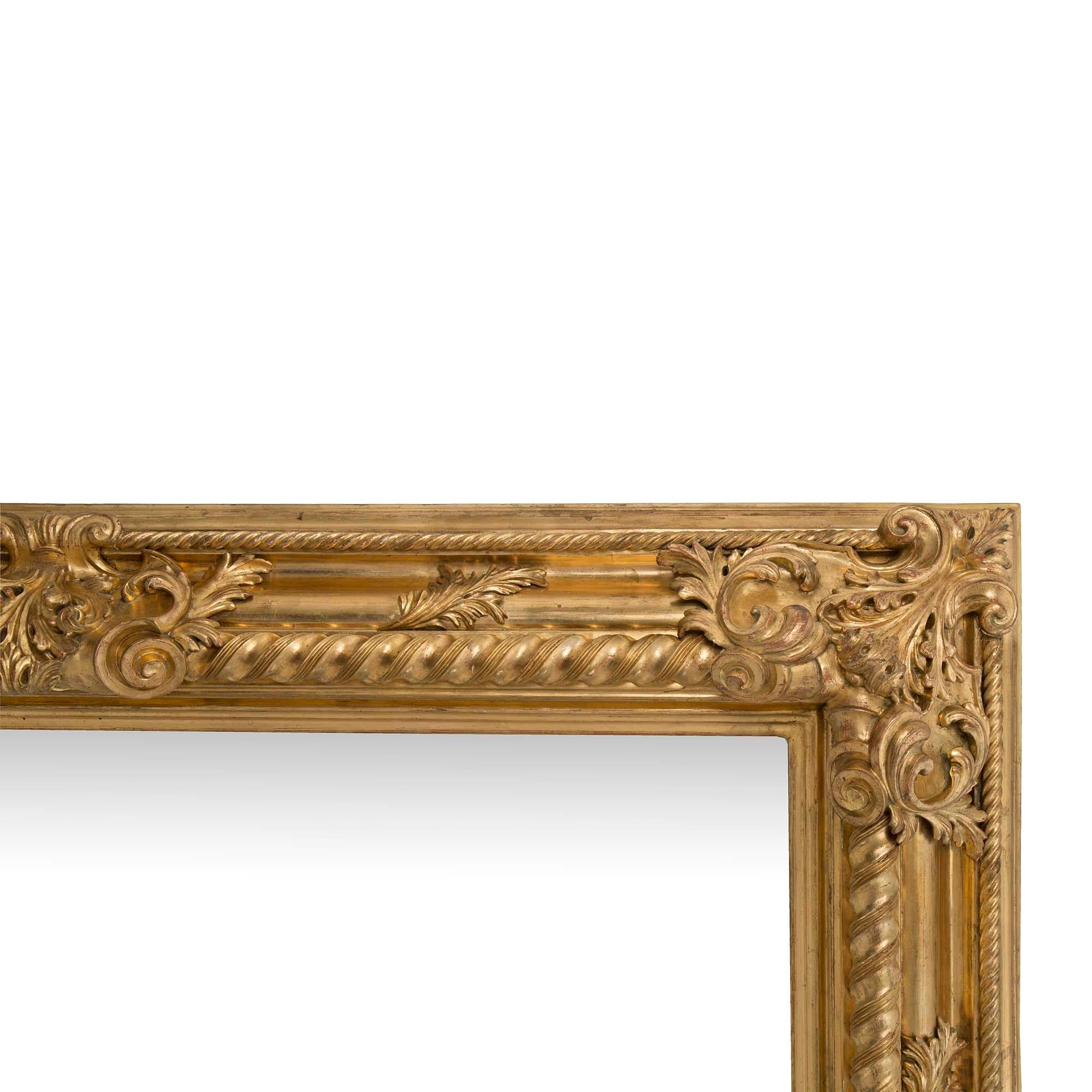 Miroir rectangulaire italien du 19ème siècle en bois doré de style Louis XIV Bon état - En vente à West Palm Beach, FL