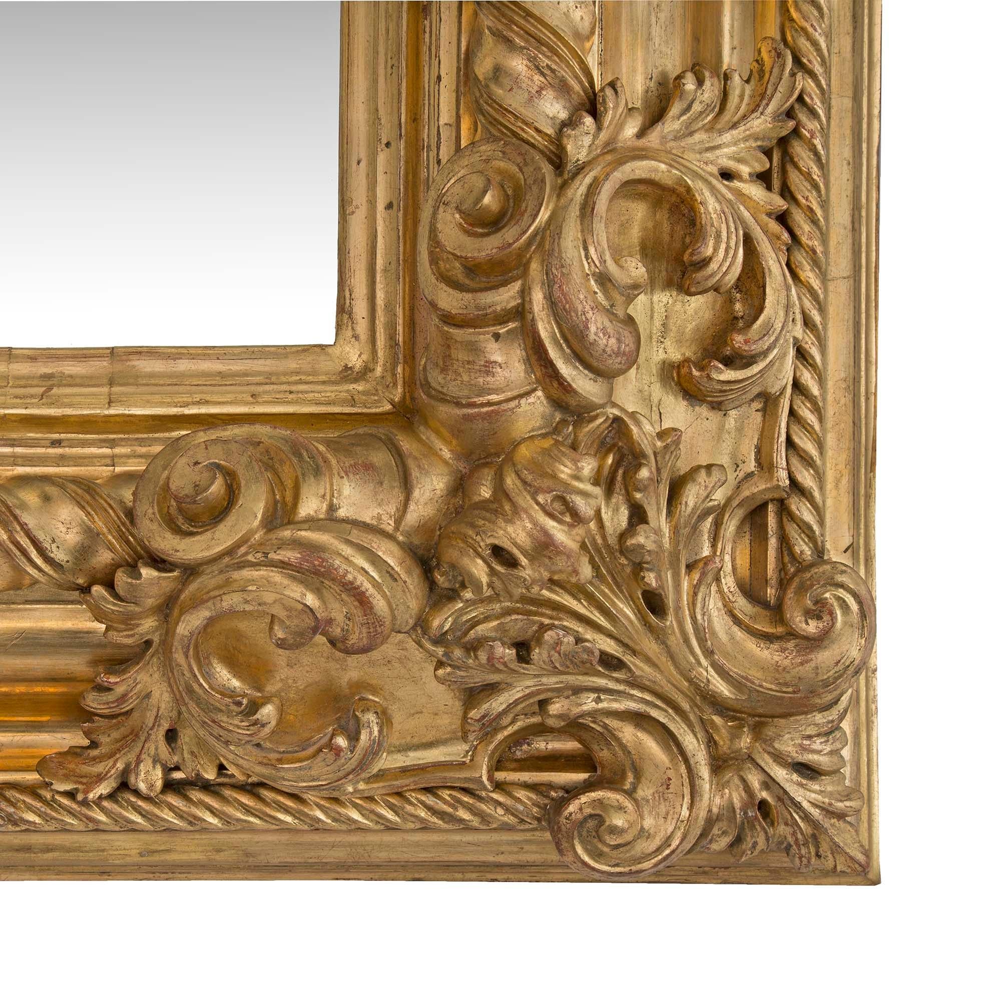 Miroir rectangulaire italien du 19ème siècle en bois doré de style Louis XIV en vente 1