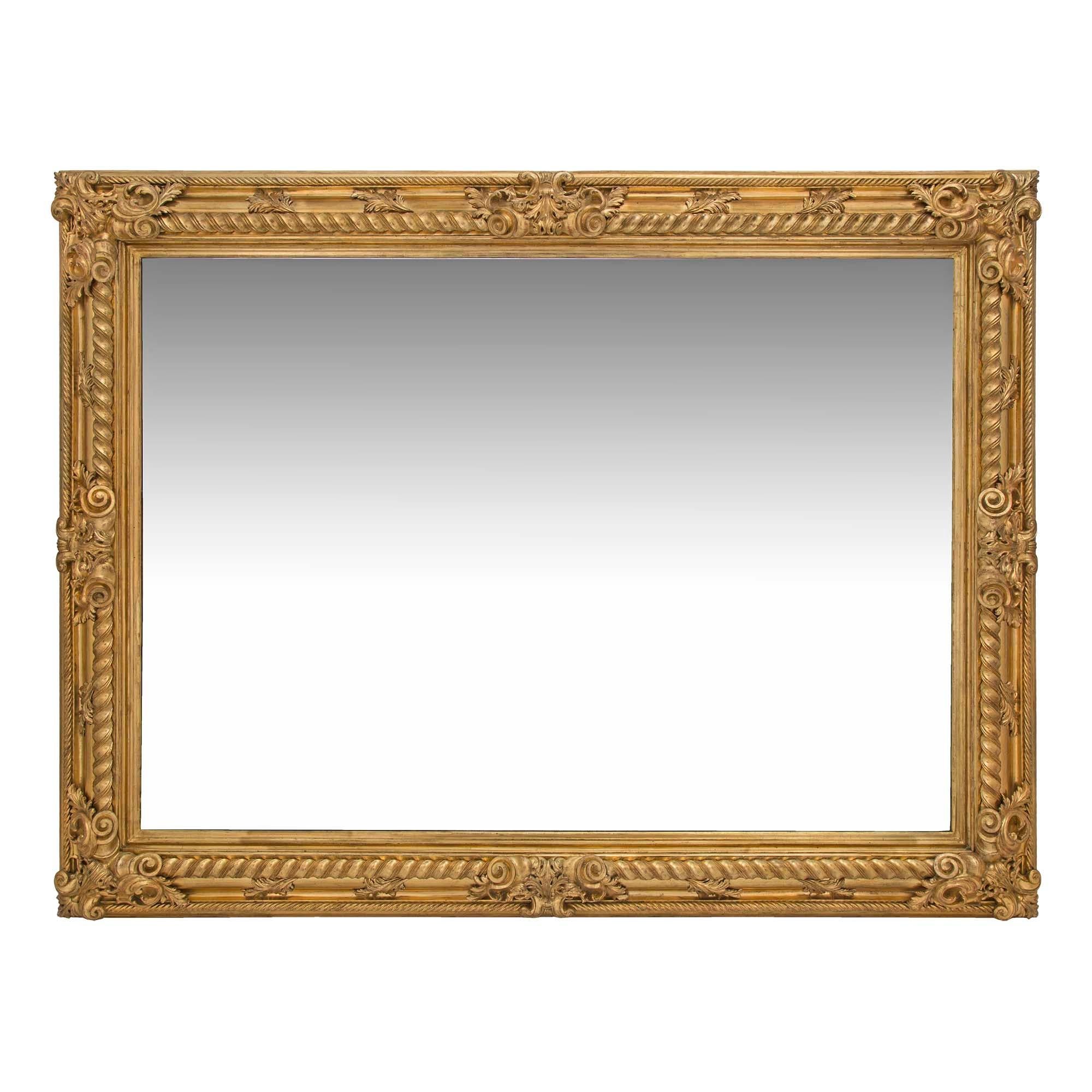 Miroir rectangulaire italien du 19ème siècle en bois doré de style Louis XIV en vente