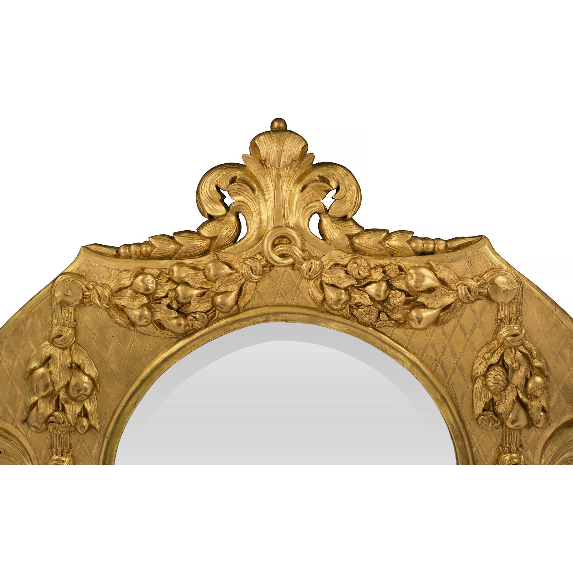 Espejo italiano de madera dorada Luis XV / Luis XVI del siglo XIX Italiano en venta