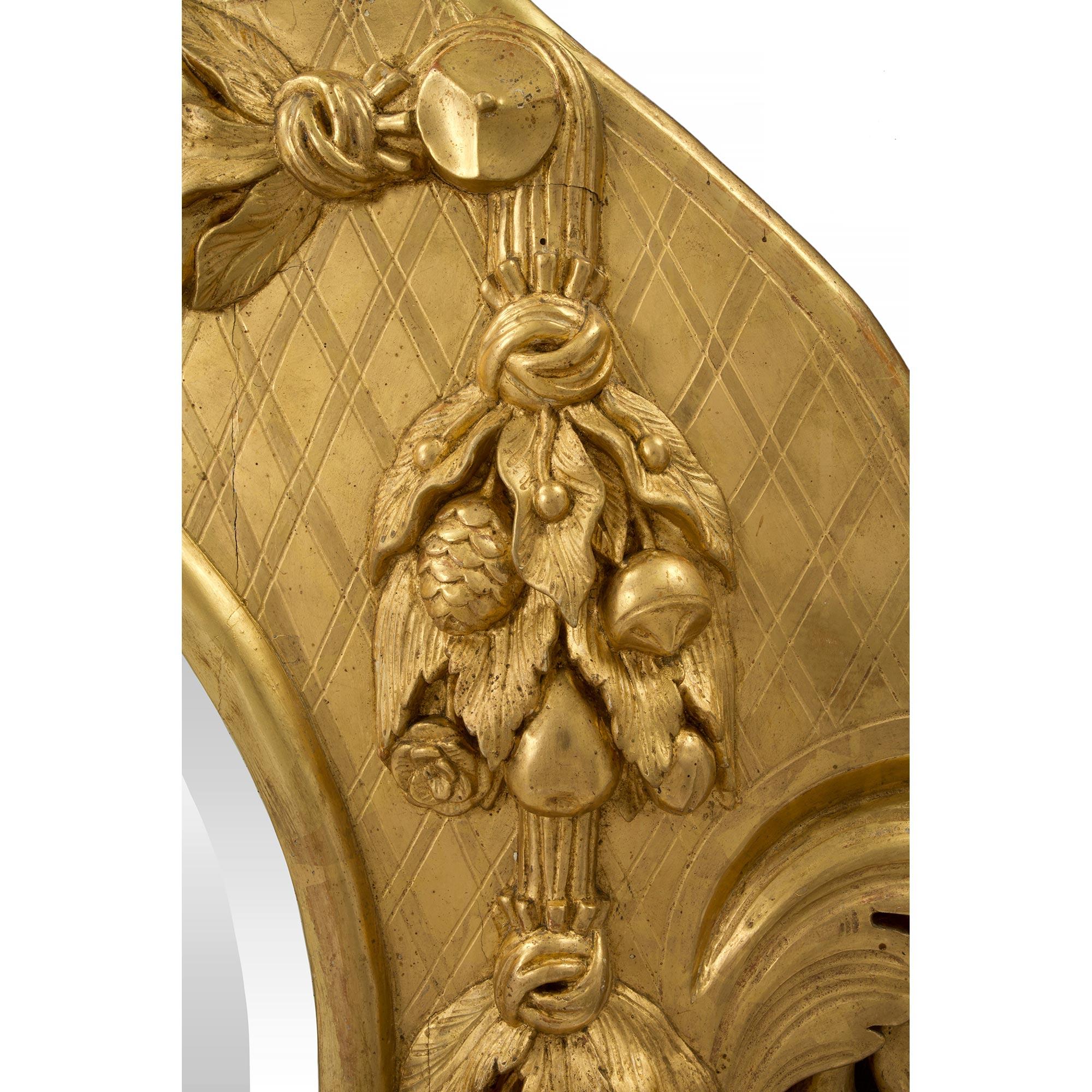 Espejo italiano de madera dorada Luis XV / Luis XVI del siglo XIX en Bueno estado para la venta en West Palm Beach, FL