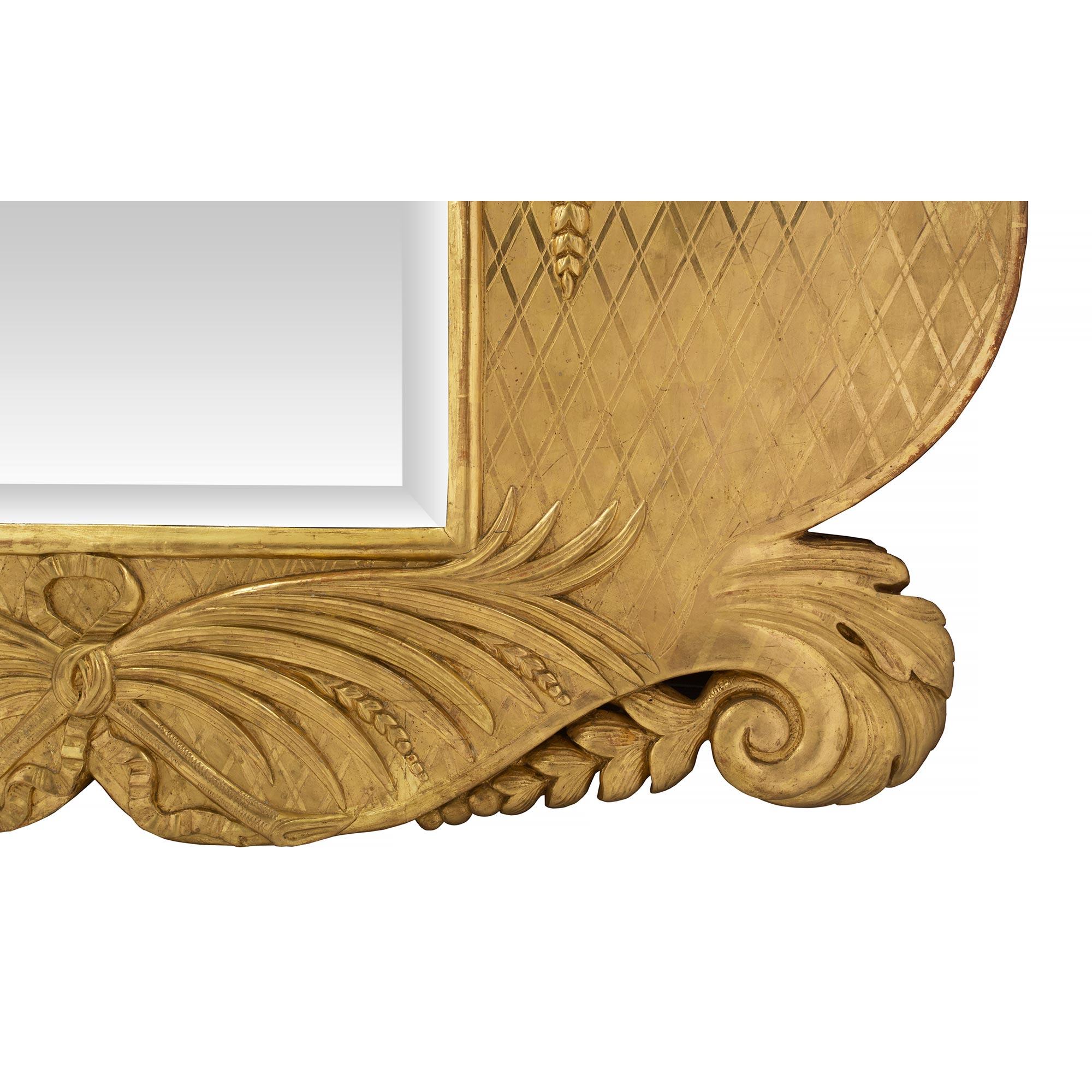 Espejo italiano de madera dorada Luis XV / Luis XVI del siglo XIX en venta 2