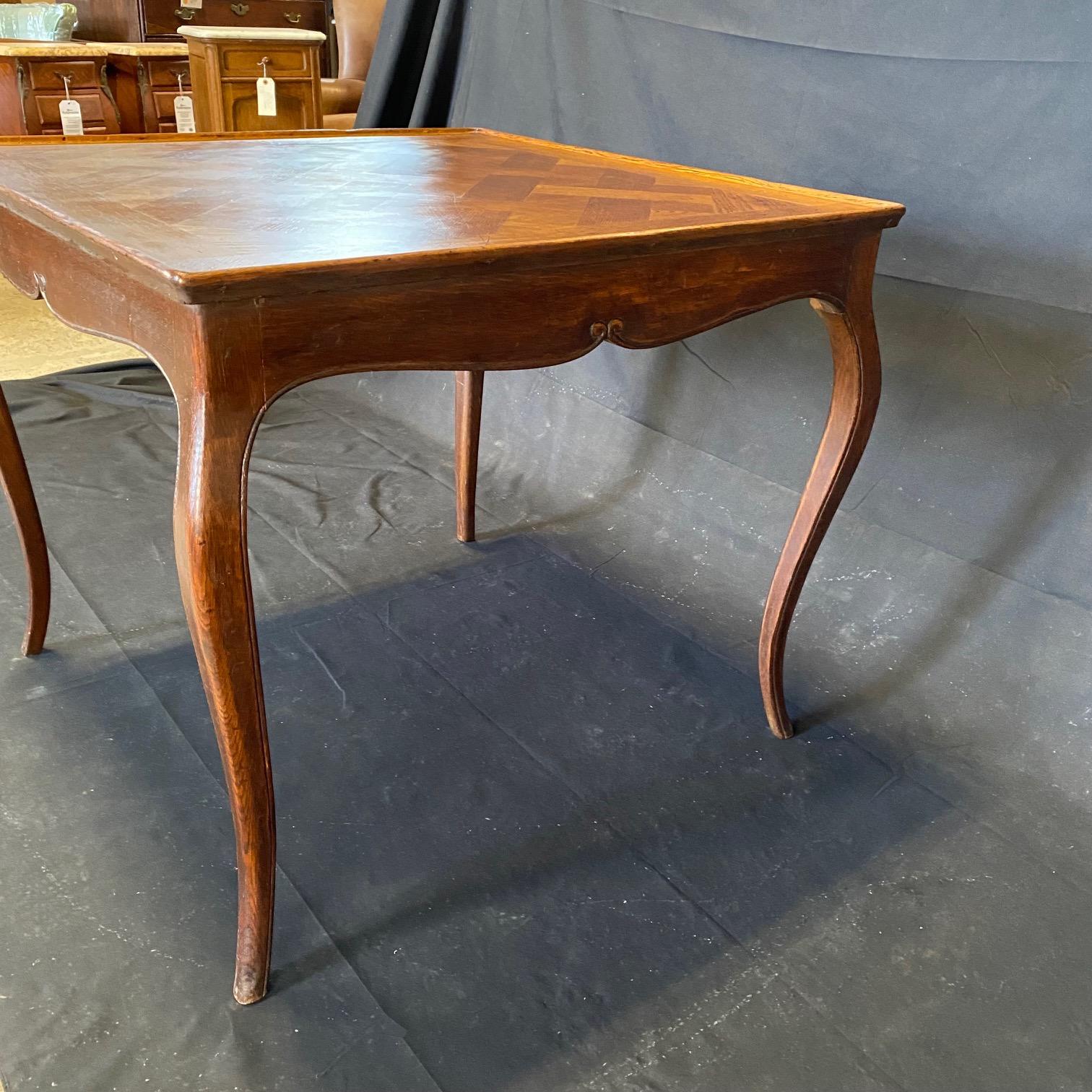 Italian 19th Century Louis XV Oak Side Table with Herringbone Pattern In Good Condition For Sale In Hopewell, NJ