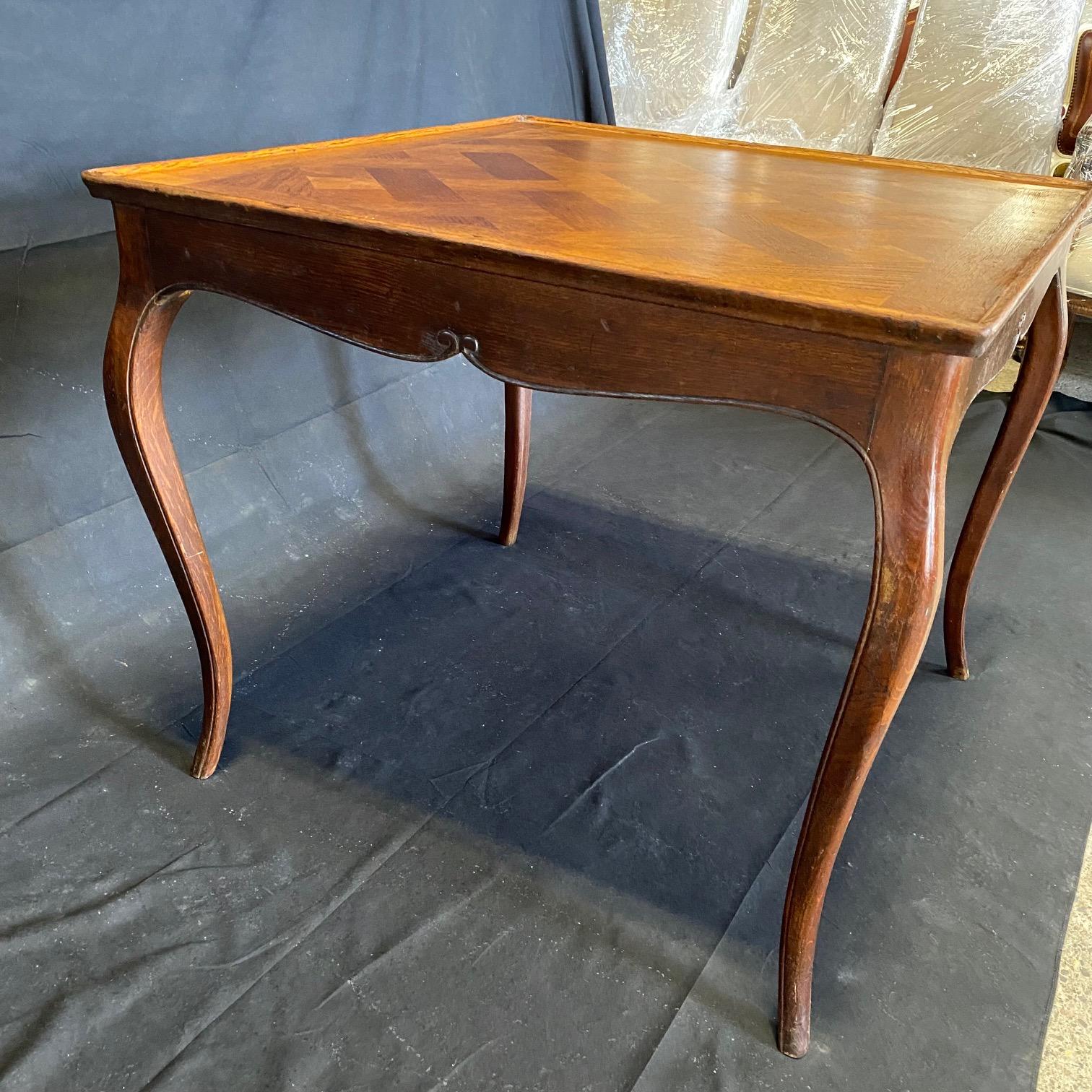 Italian 19th Century Louis XV Oak Side Table with Herringbone Pattern For Sale 1
