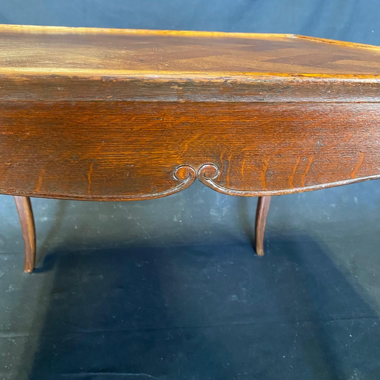 Italian 19th Century Louis XV Oak Side Table with Herringbone Pattern For Sale 2