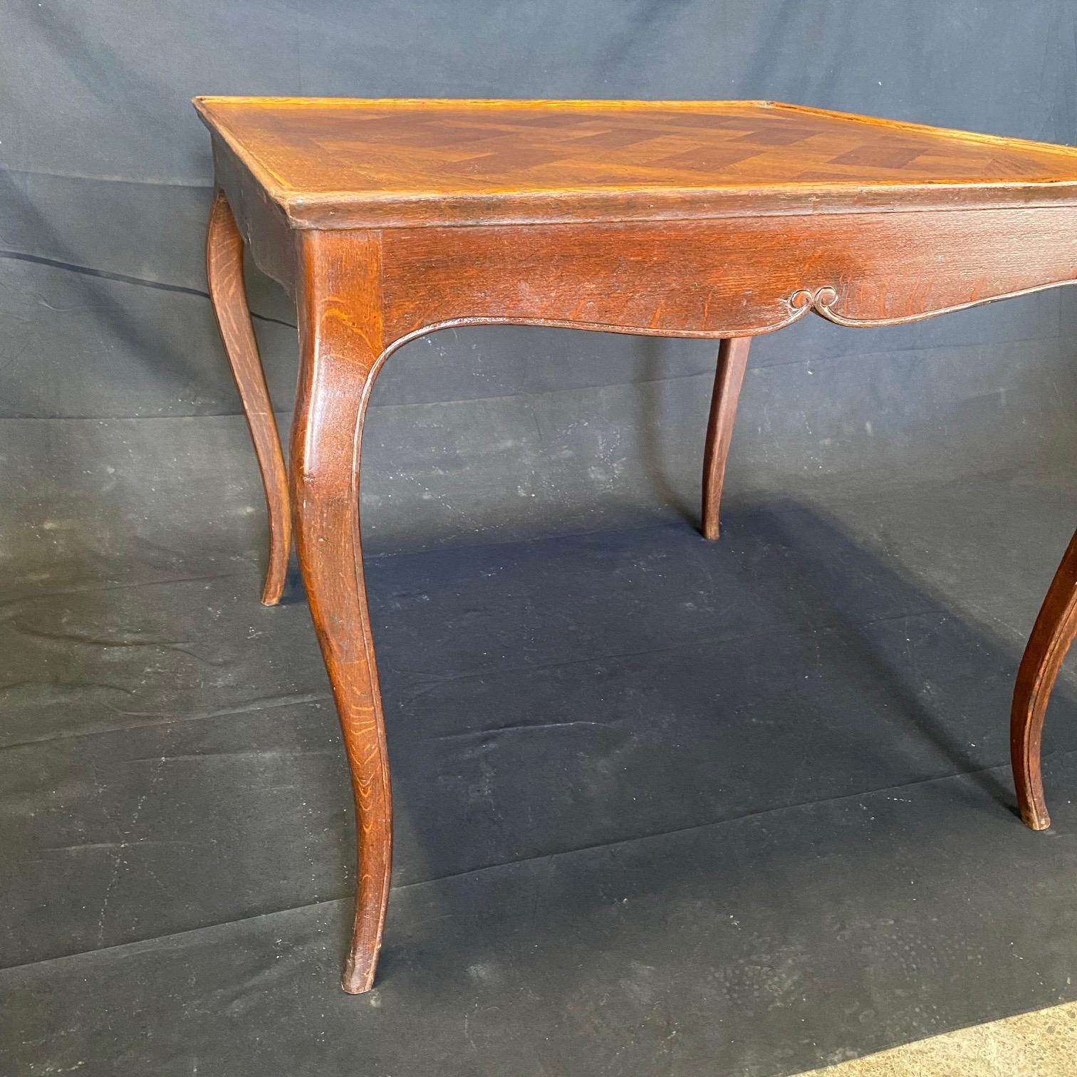 Italian 19th Century Louis XV Oak Side Table with Herringbone Pattern For Sale 3