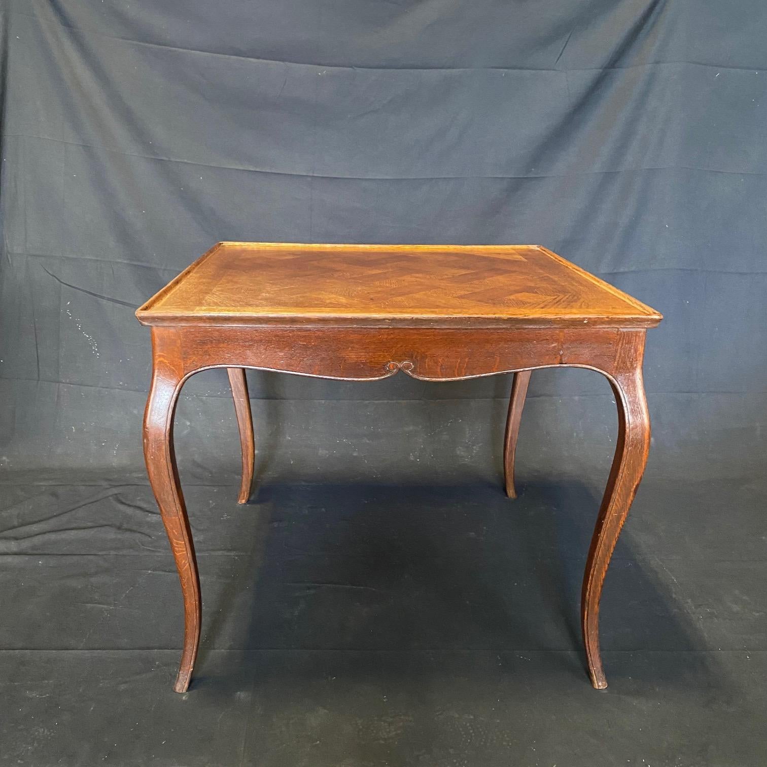 Italian 19th Century Louis XV Oak Side Table with Herringbone Pattern For Sale 4