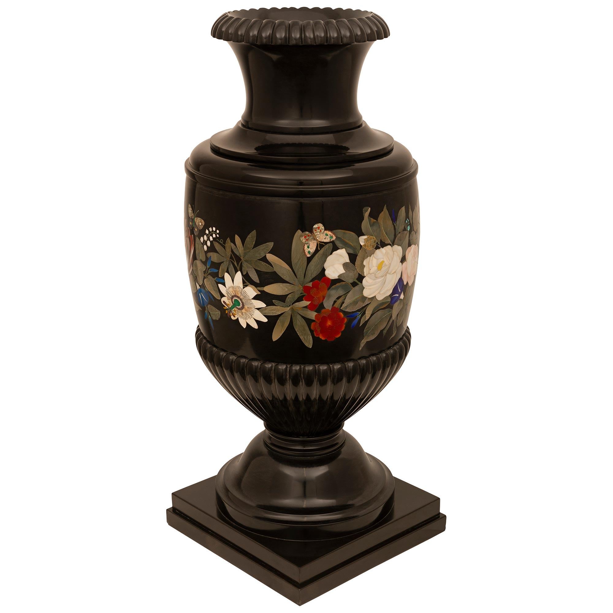 Italiano Vaso in marmo nero belga e PIETRA DURA italiano del XIX secolo in stile Luigi XV in vendita