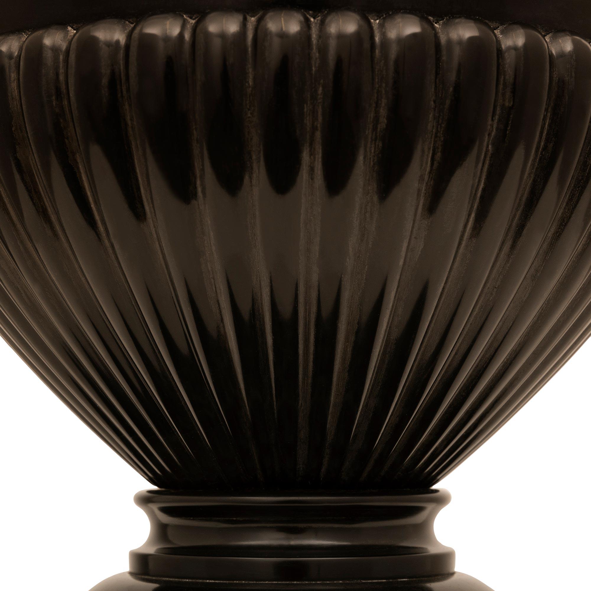 Vaso in marmo nero belga e PIETRA DURA italiano del XIX secolo in stile Luigi XV in vendita 3