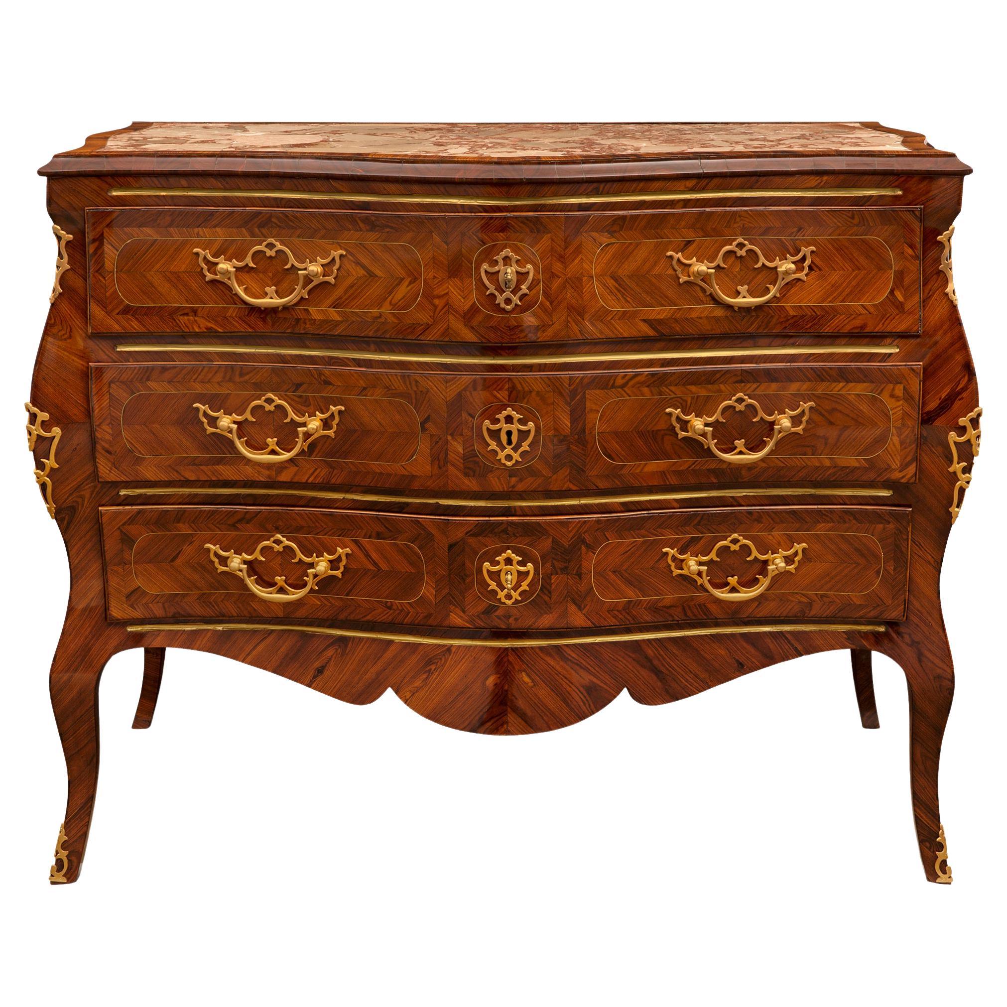 Italienische Kommode im Louis-XV-Stil des 19. Jahrhunderts aus Messing, Marmor, Goldbronze und Rosenholz im Angebot