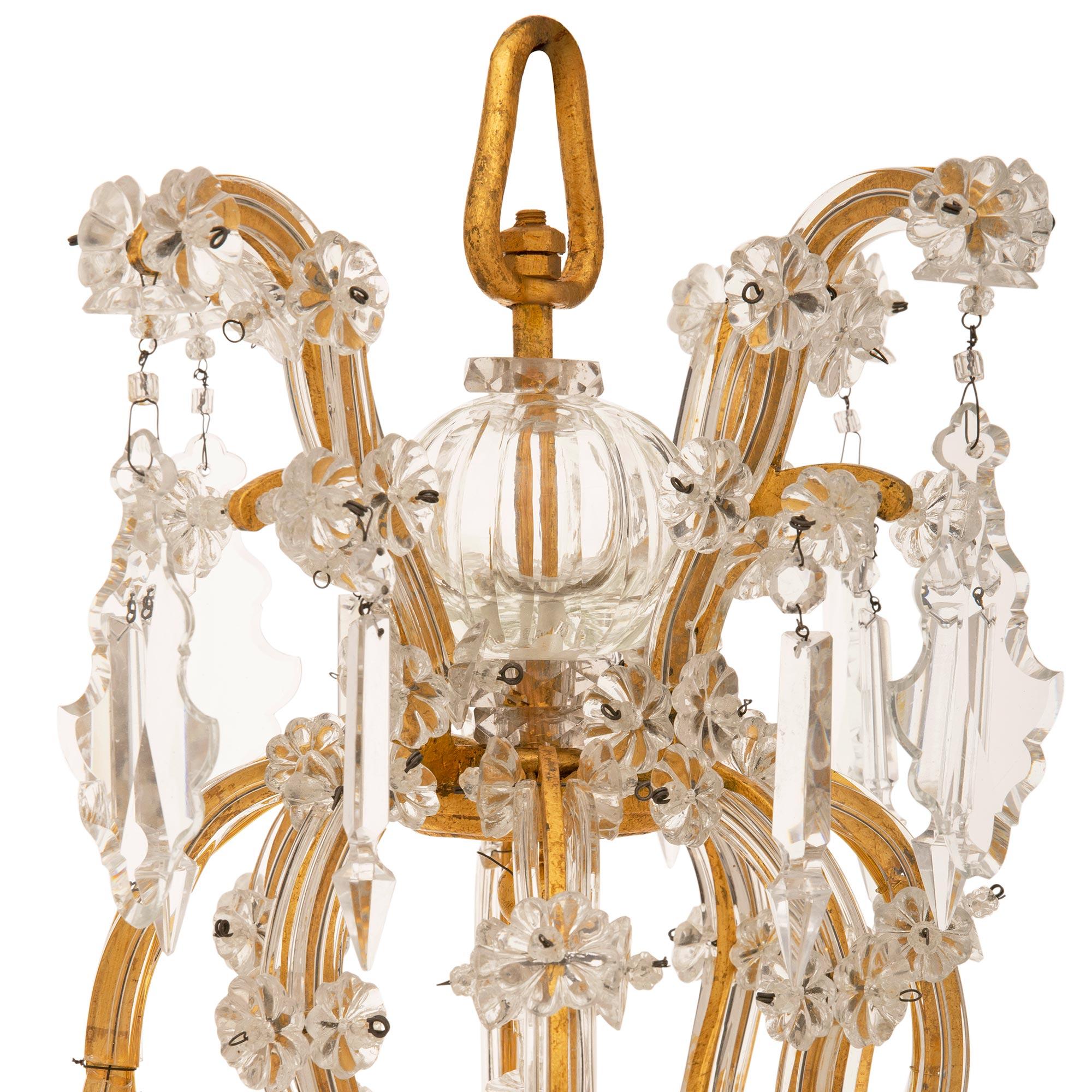 Lustre italien du 19ème siècle de style Louis XV en fer doré, cristal et verre Bon état - En vente à West Palm Beach, FL
