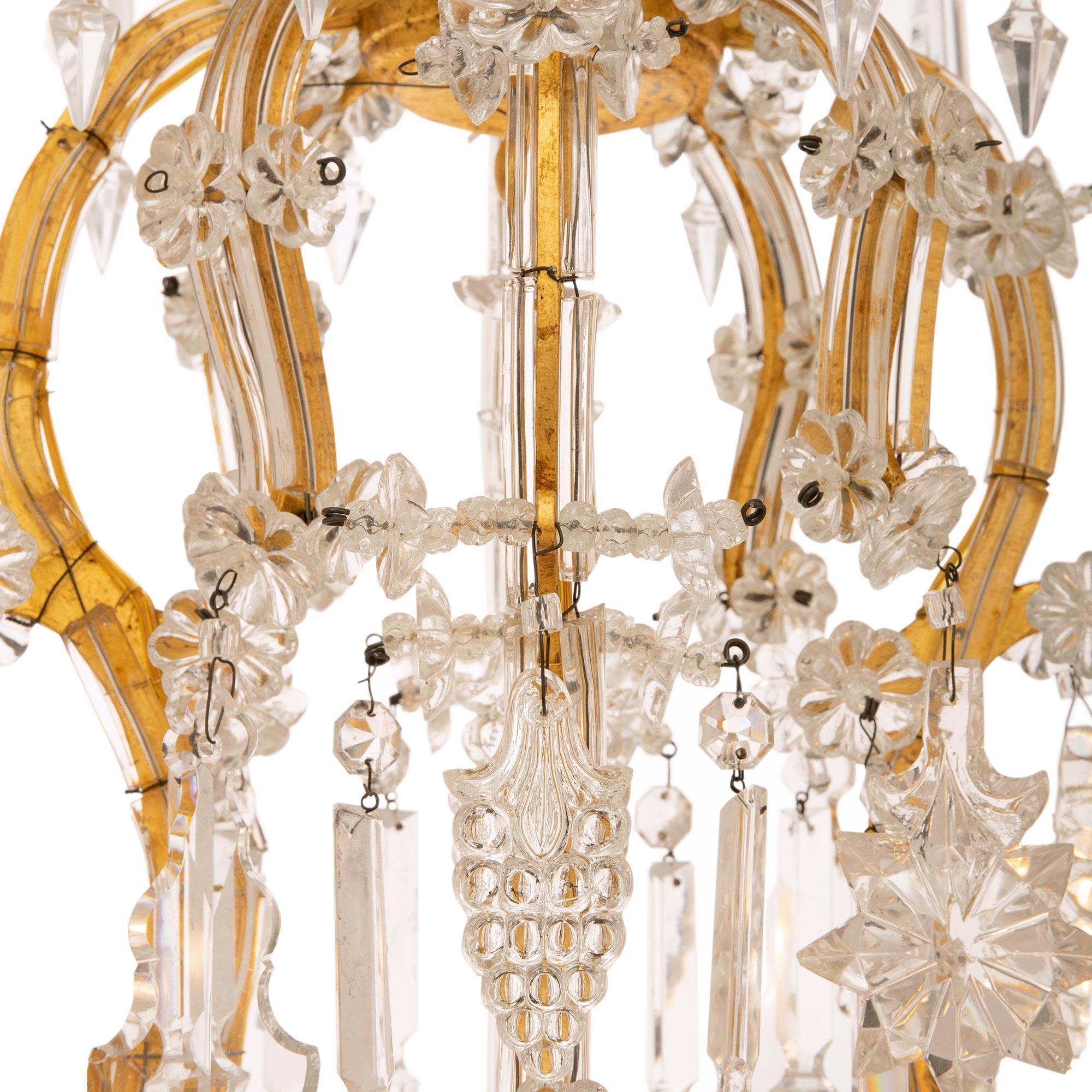 XIXe siècle Lustre italien du 19ème siècle de style Louis XV en fer doré, cristal et verre en vente