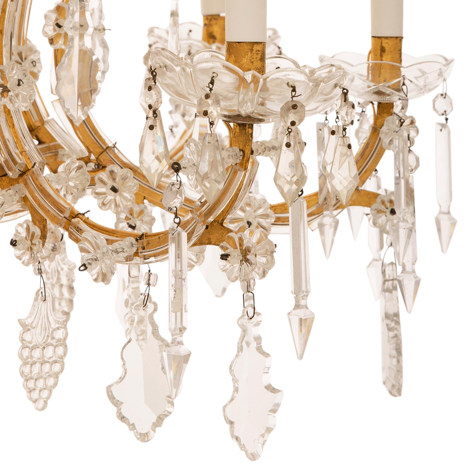Cristal Lustre italien du 19ème siècle de style Louis XV en fer doré, cristal et verre en vente