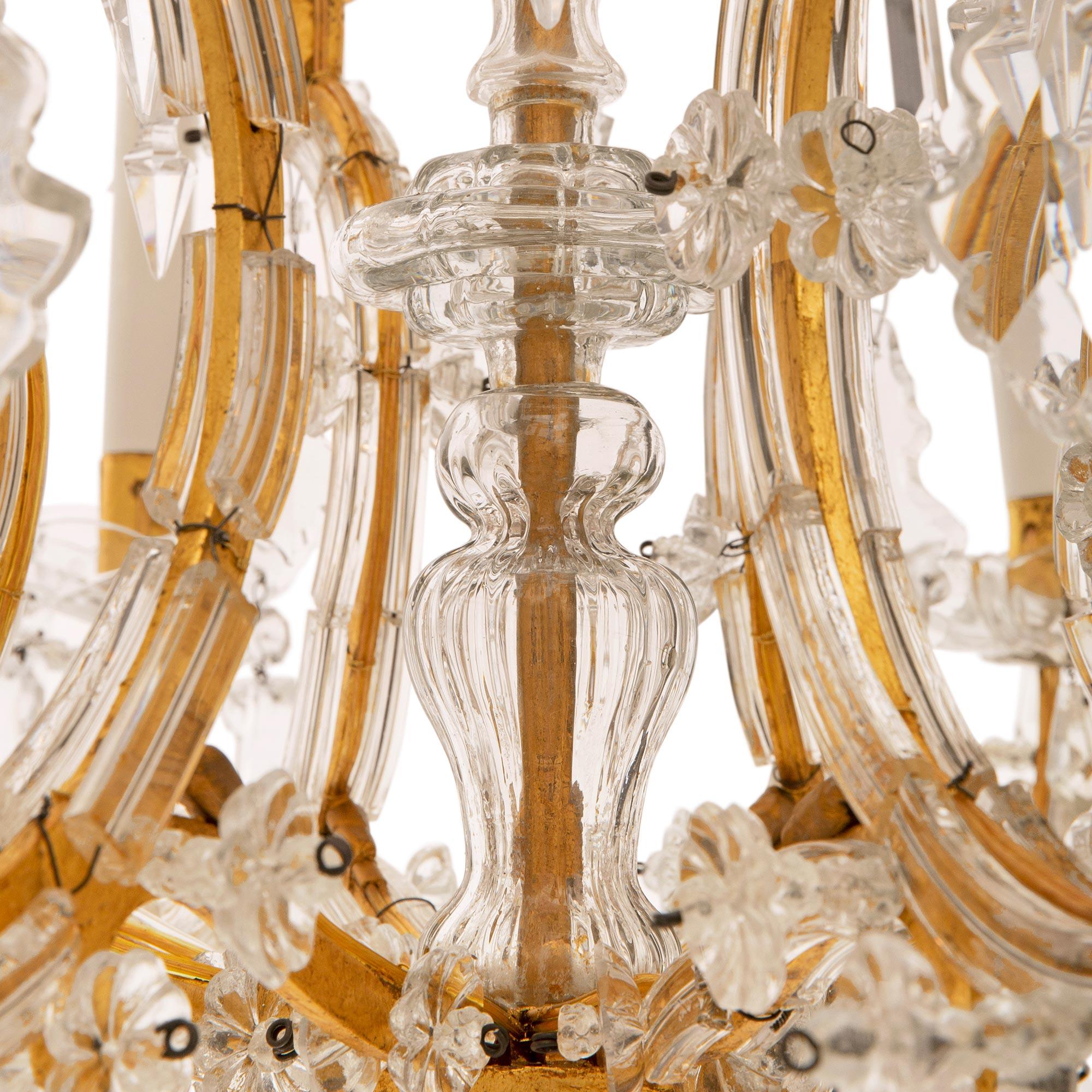 Lustre italien du 19ème siècle de style Louis XV en fer doré, cristal et verre en vente 1