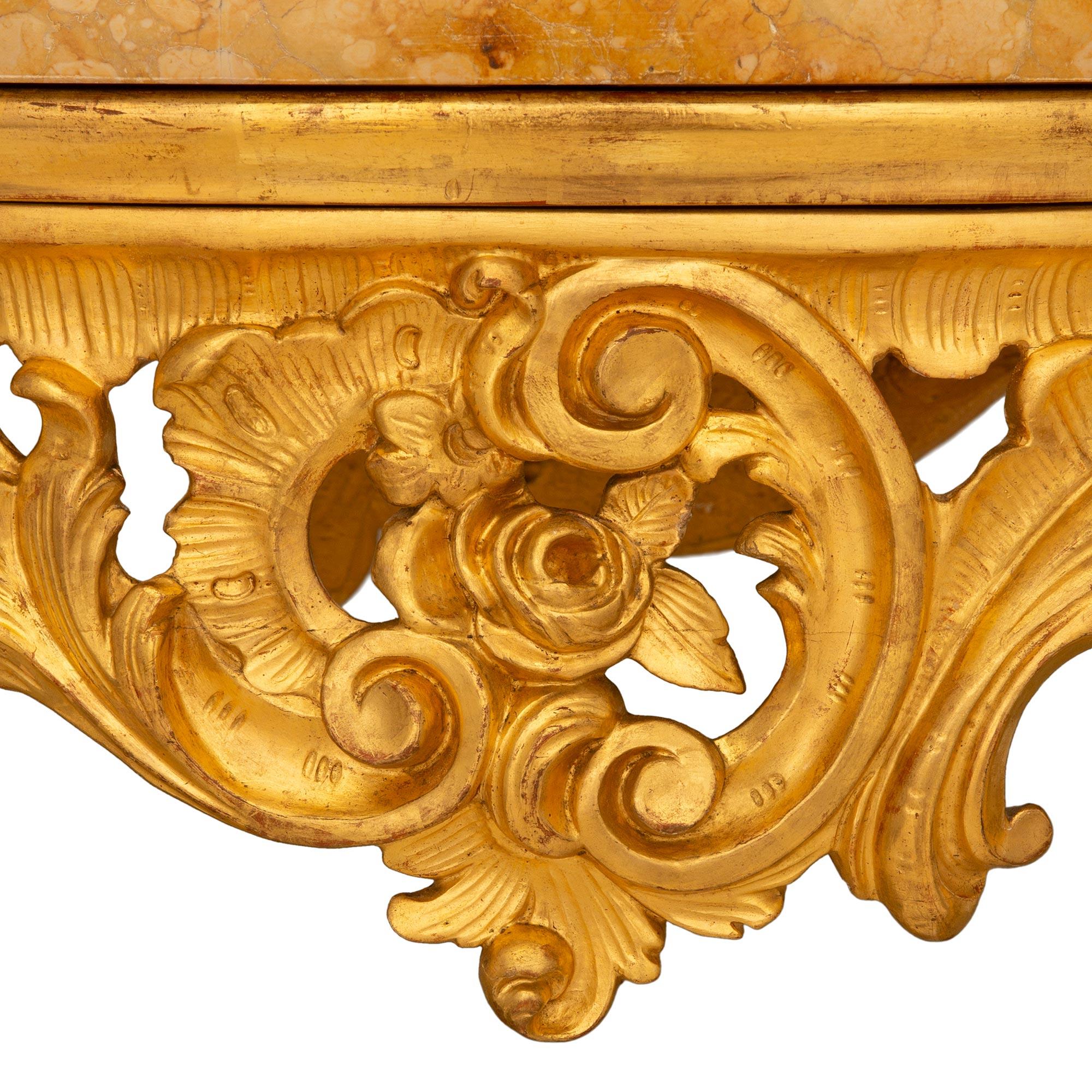 Italienisch 19. Jahrhundert Louis XV St. Giltwood und Brèche Jaune Marmor Center Tisch im Angebot 2