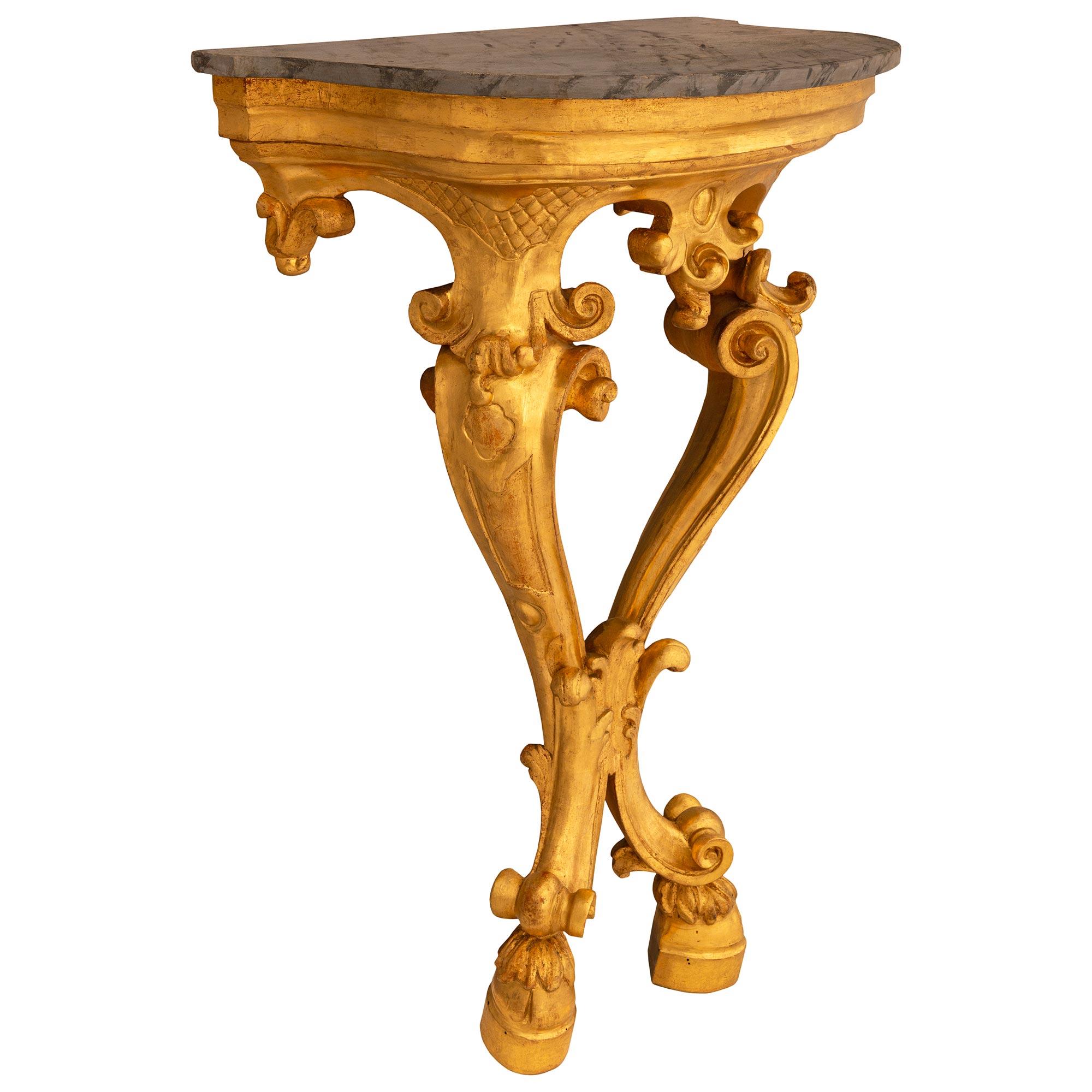 Italienische Konsolen aus Giltwood und bemaltem Marmor aus dem 19. Jahrhundert im Stil Louis XV (Louis XV.) im Angebot