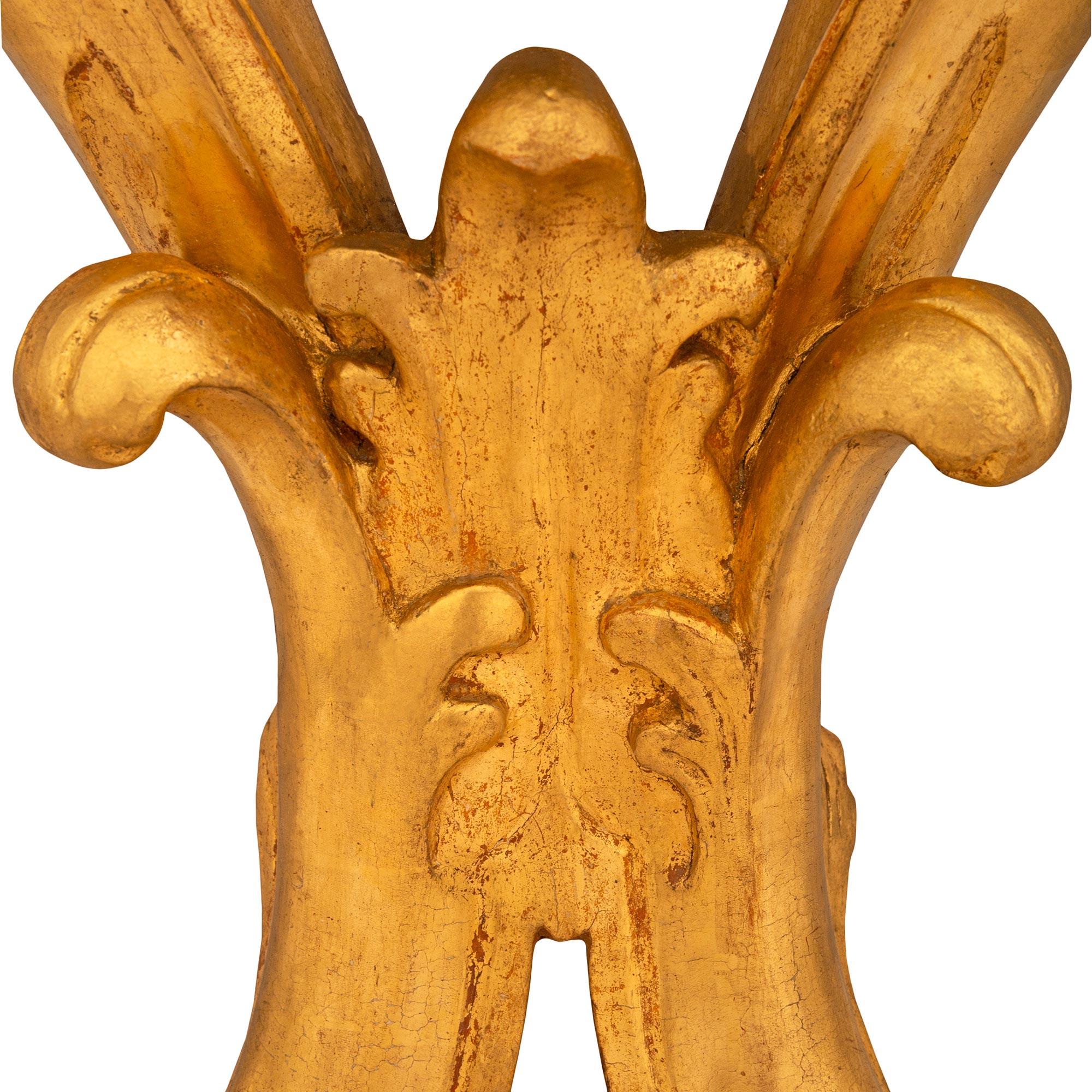 Italienische Konsolen aus Giltwood und bemaltem Marmor aus dem 19. Jahrhundert im Stil Louis XV im Angebot 2