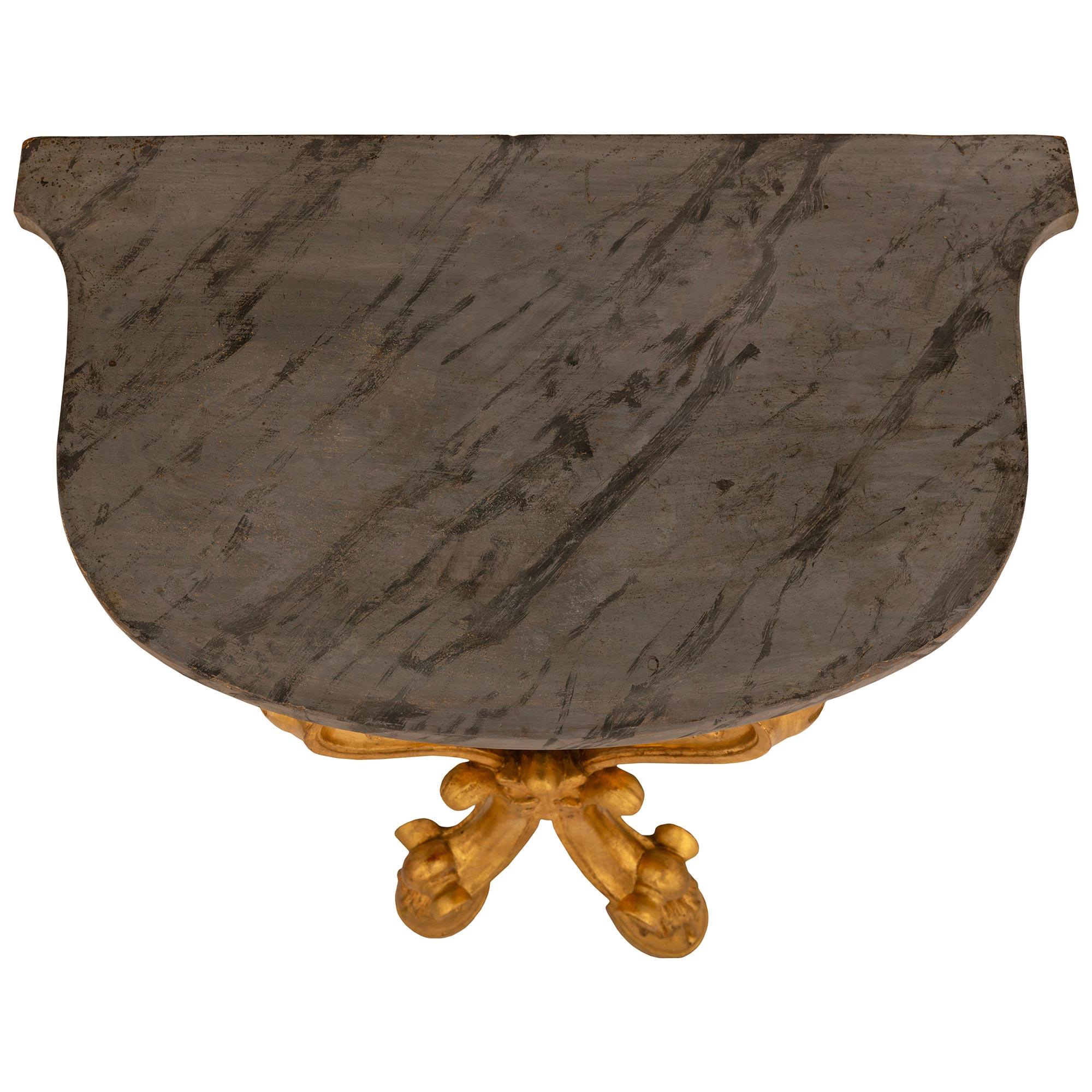 Italienische Konsolen aus Giltwood und bemaltem Marmor aus dem 19. Jahrhundert im Stil Louis XV im Angebot 4