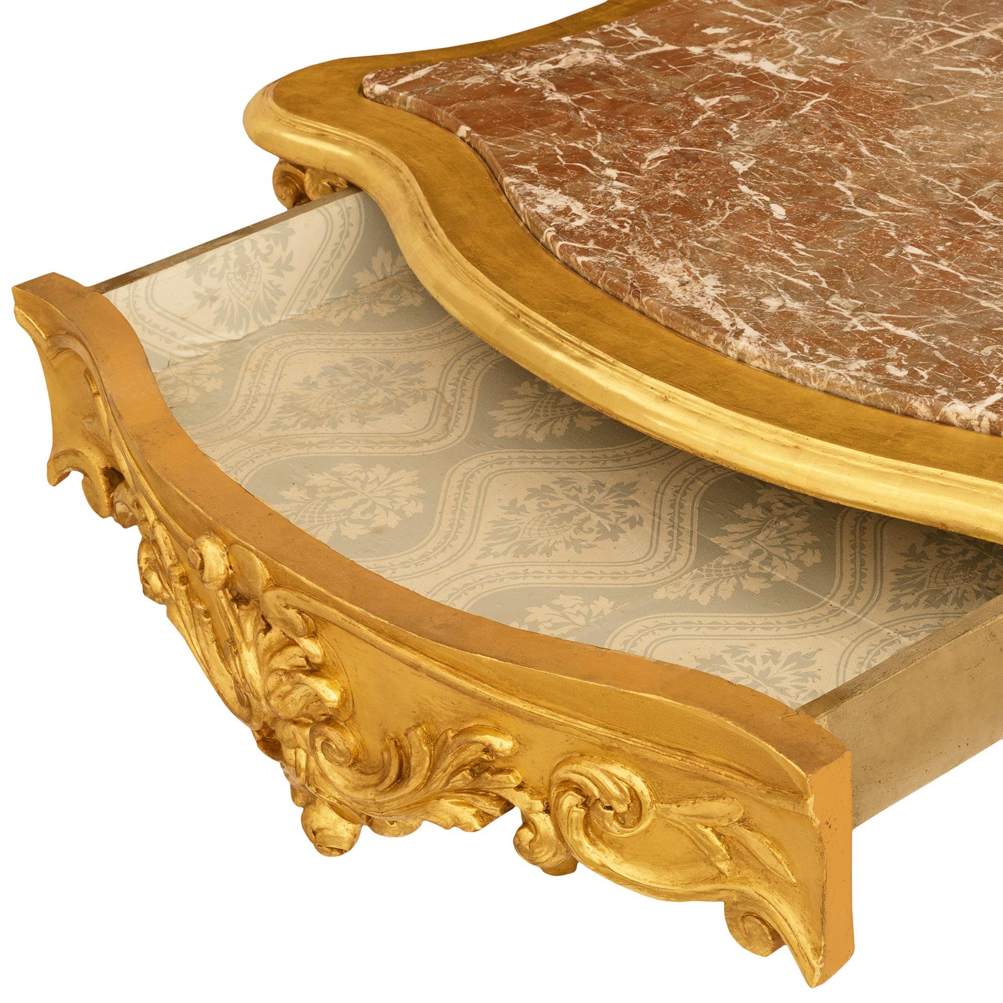 Mesa de centro italiana de madera dorada y mármol Luis XV del siglo XIX Mármol en venta