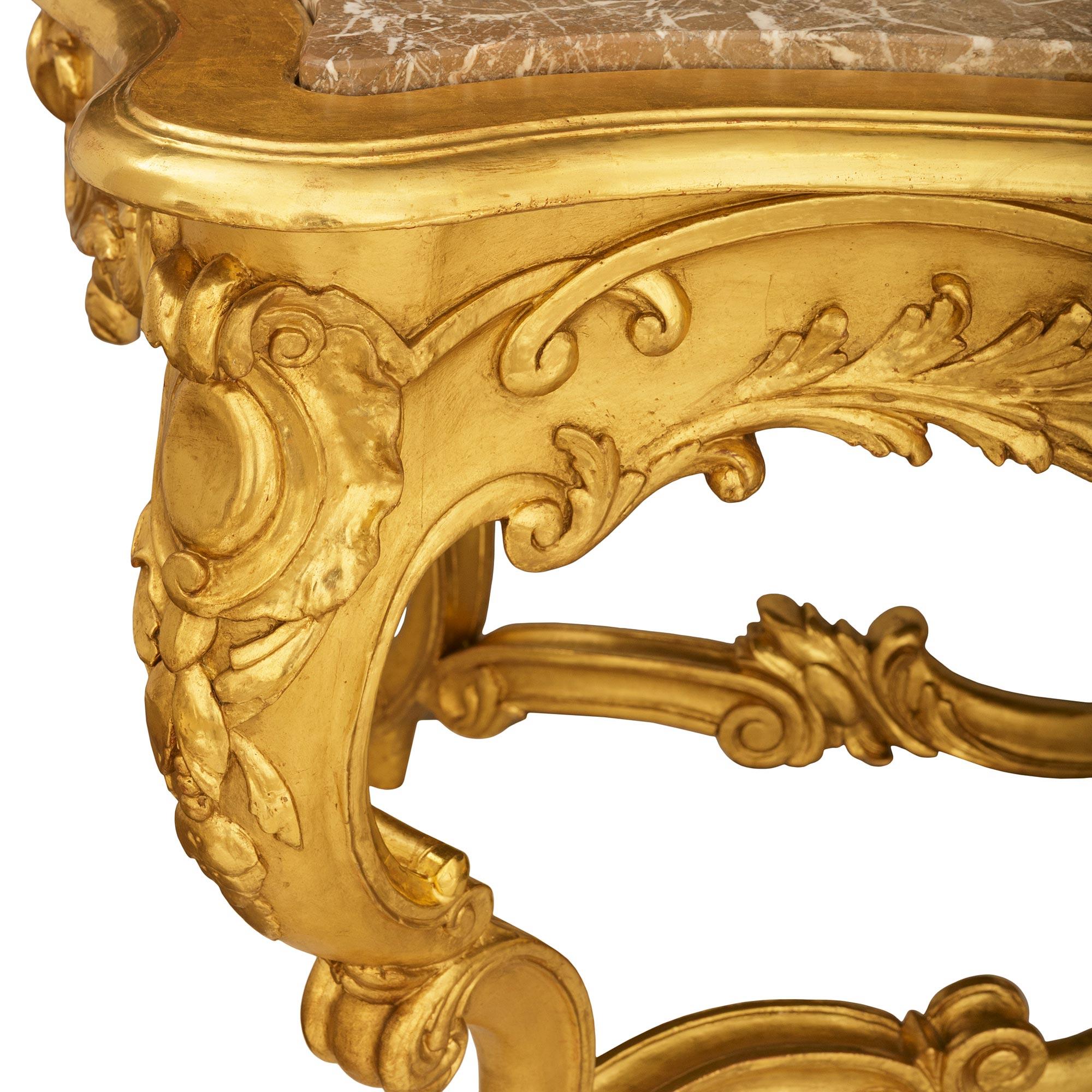 Mesa de centro italiana de madera dorada y mármol Luis XV del siglo XIX en venta 1
