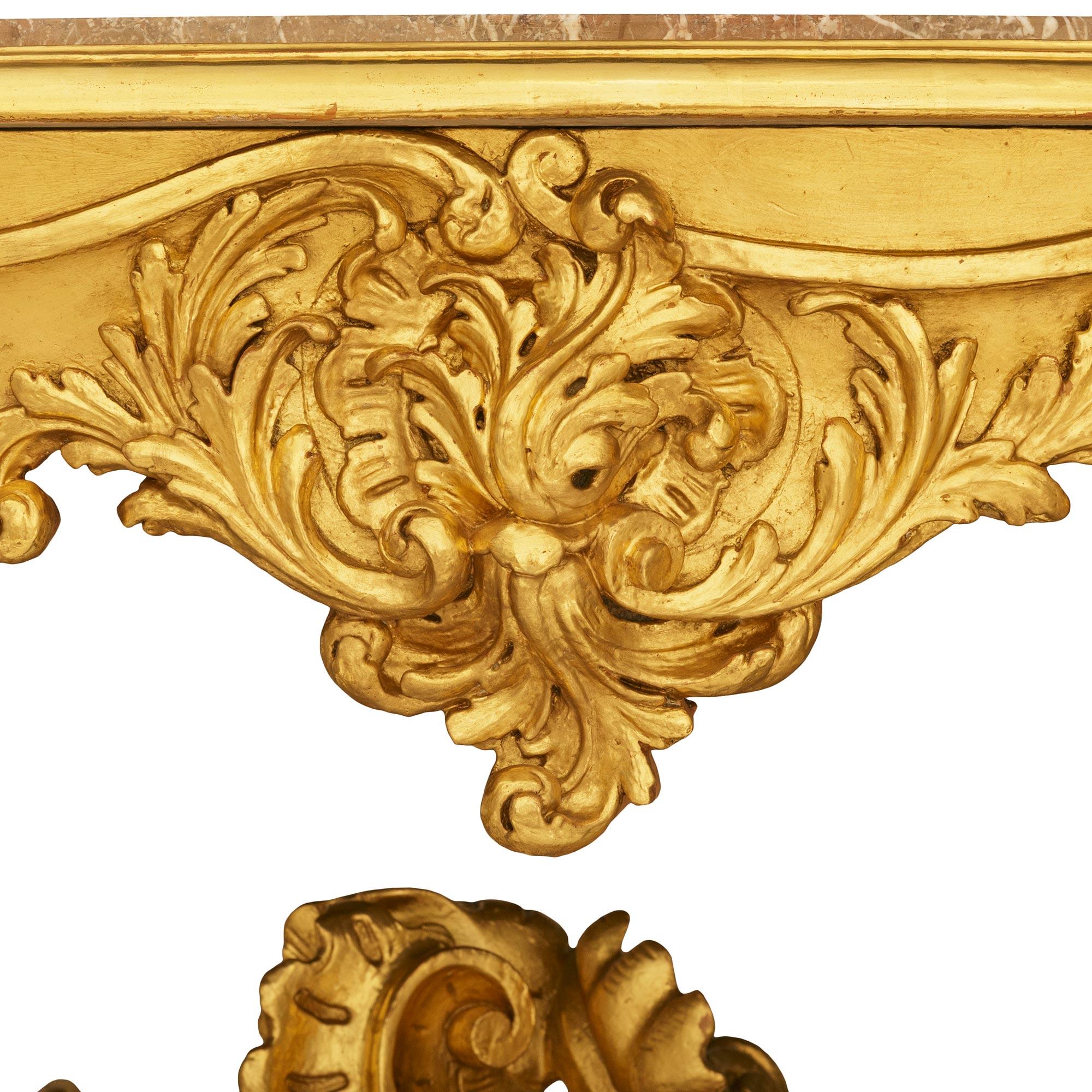 Mesa de centro italiana de madera dorada y mármol Luis XV del siglo XIX en venta 2