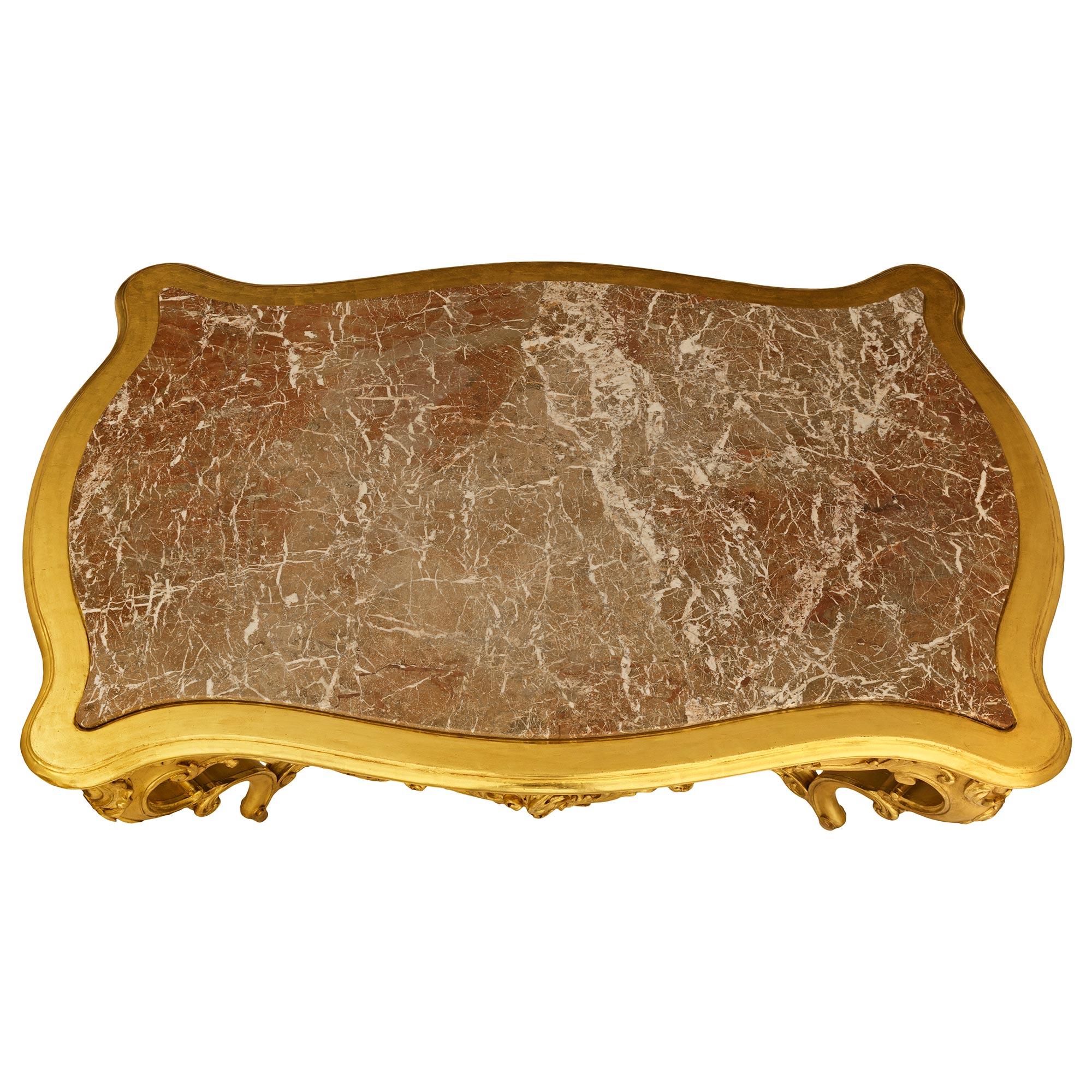 Mesa de centro italiana de madera dorada y mármol Luis XV del siglo XIX en venta 6