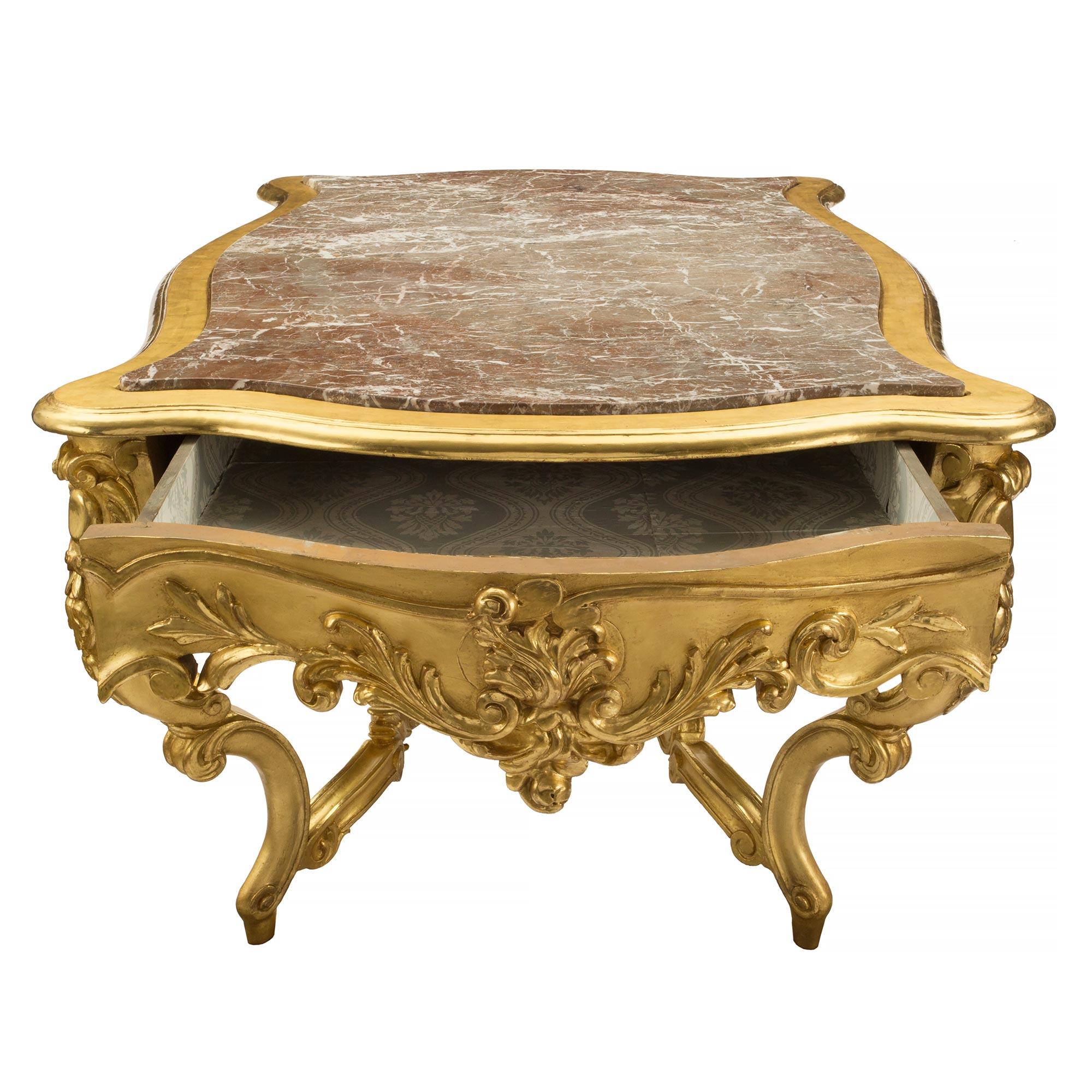 XIXe siècle Table centrale italienne Louis XV du 19ème siècle en bois doré et marbre en vente