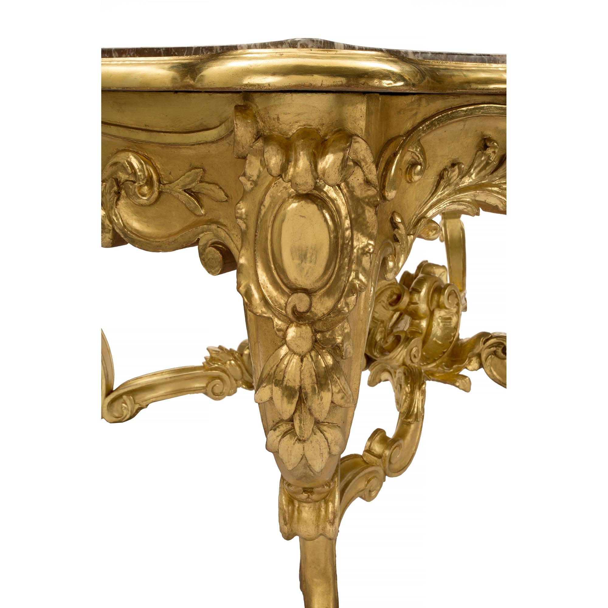 Marbre Table centrale italienne Louis XV du 19ème siècle en bois doré et marbre en vente