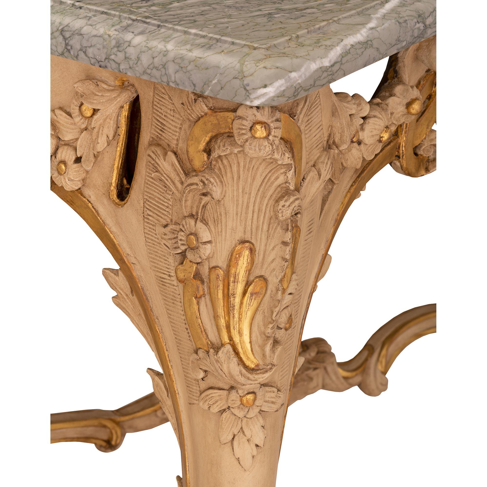Mesa de centro italiana de madera dorada y mármol Luis XV del siglo XIX en venta 1