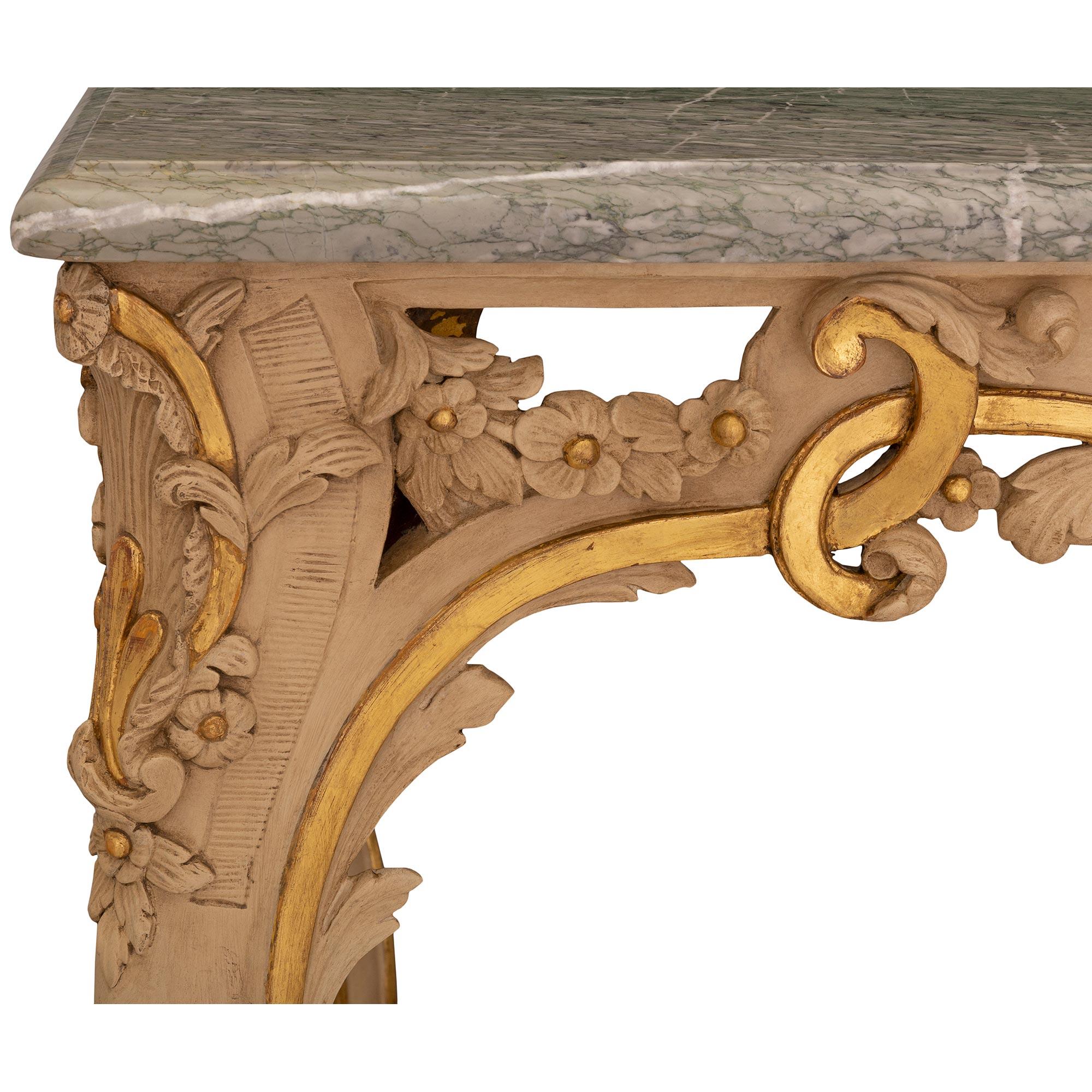 Mesa de centro italiana de madera dorada y mármol Luis XV del siglo XIX en venta 2