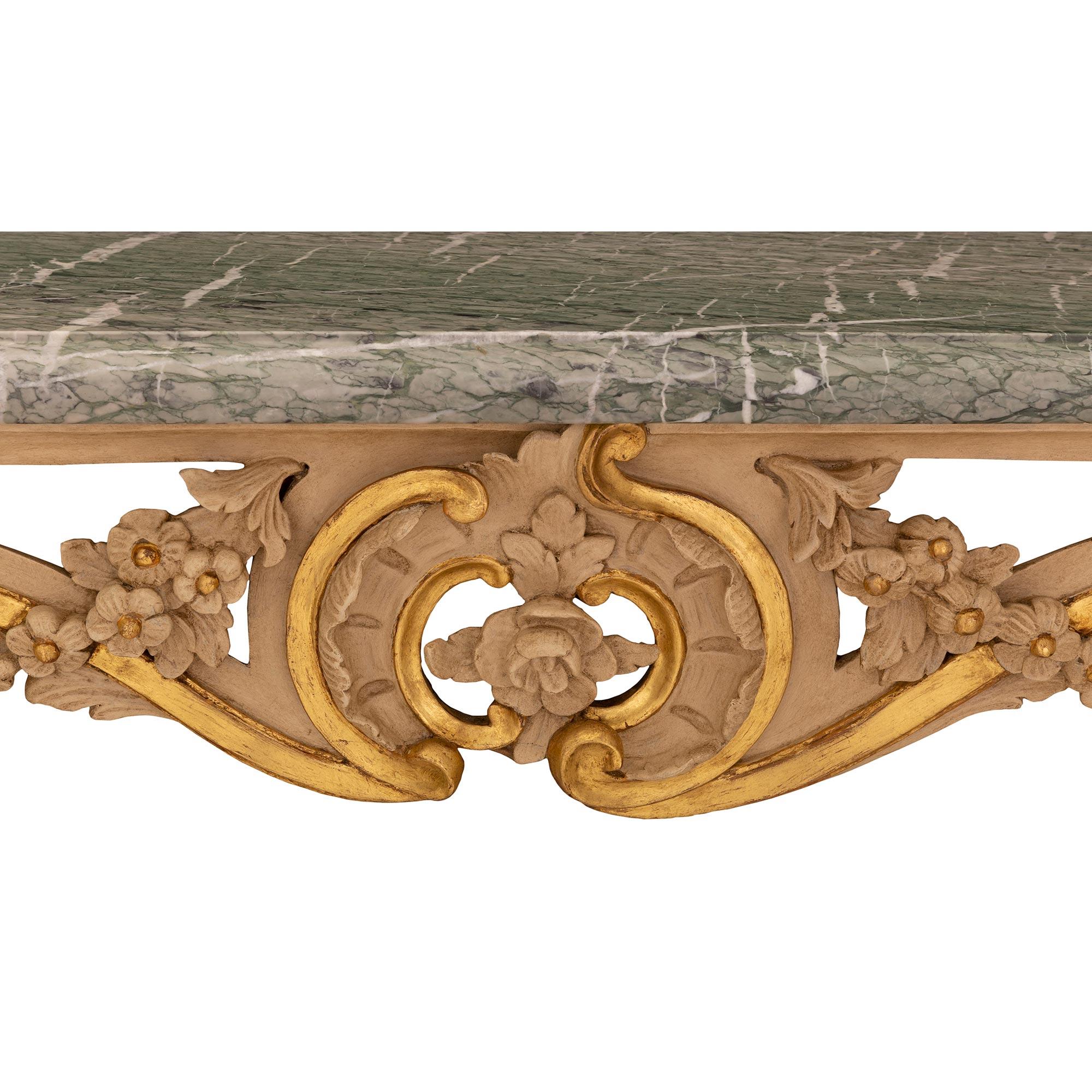 Mesa de centro italiana de madera dorada y mármol Luis XV del siglo XIX en venta 3