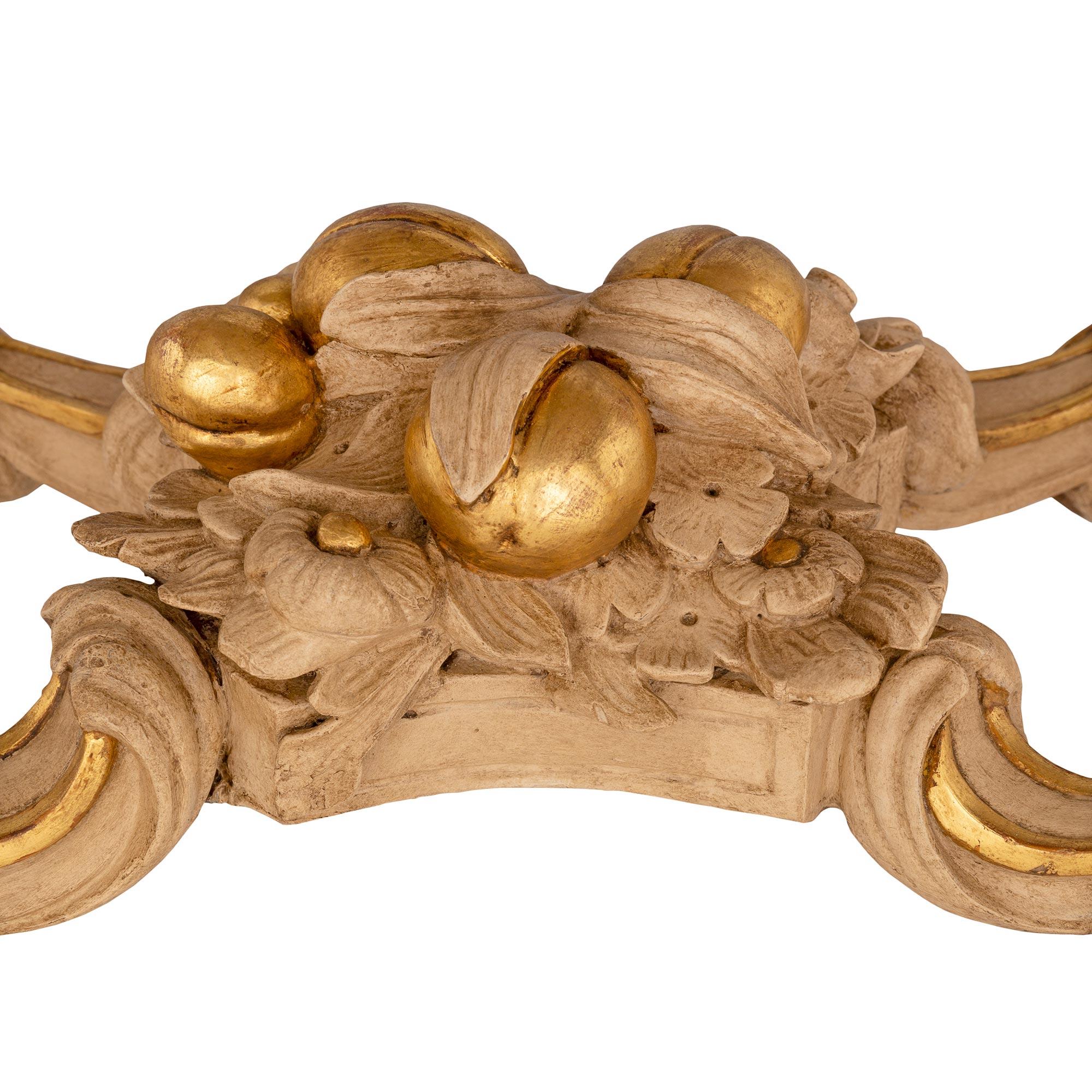 Mesa de centro italiana de madera dorada y mármol Luis XV del siglo XIX en venta 4