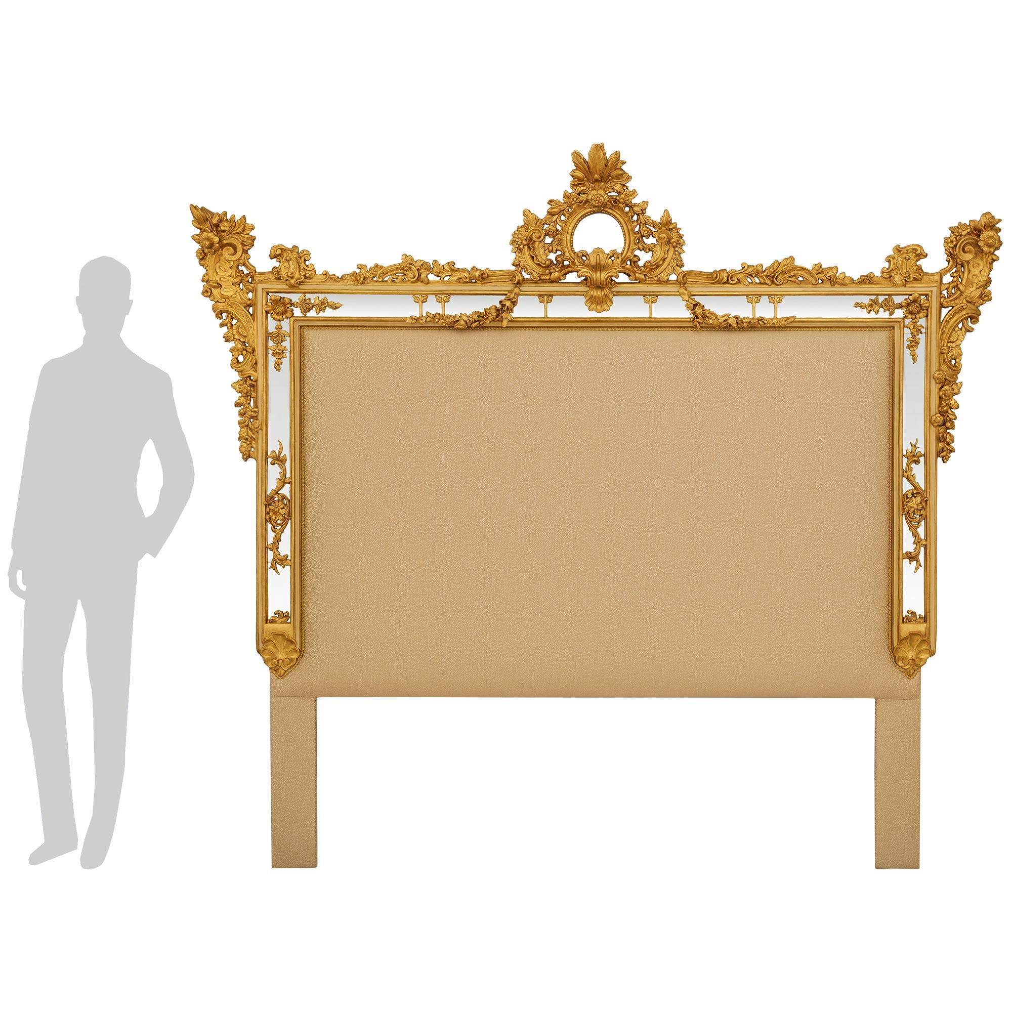 Eine sensationelle und äußerst dekorative italienische 19. Jahrhundert Louis XV st. Giltwood und Spiegel König Größe Kopfteil. Dieses einzigartige gepolsterte Kopfteil hat eine wunderbare U-Form, die durch einen großformatigen Rahmen aus Giltwood