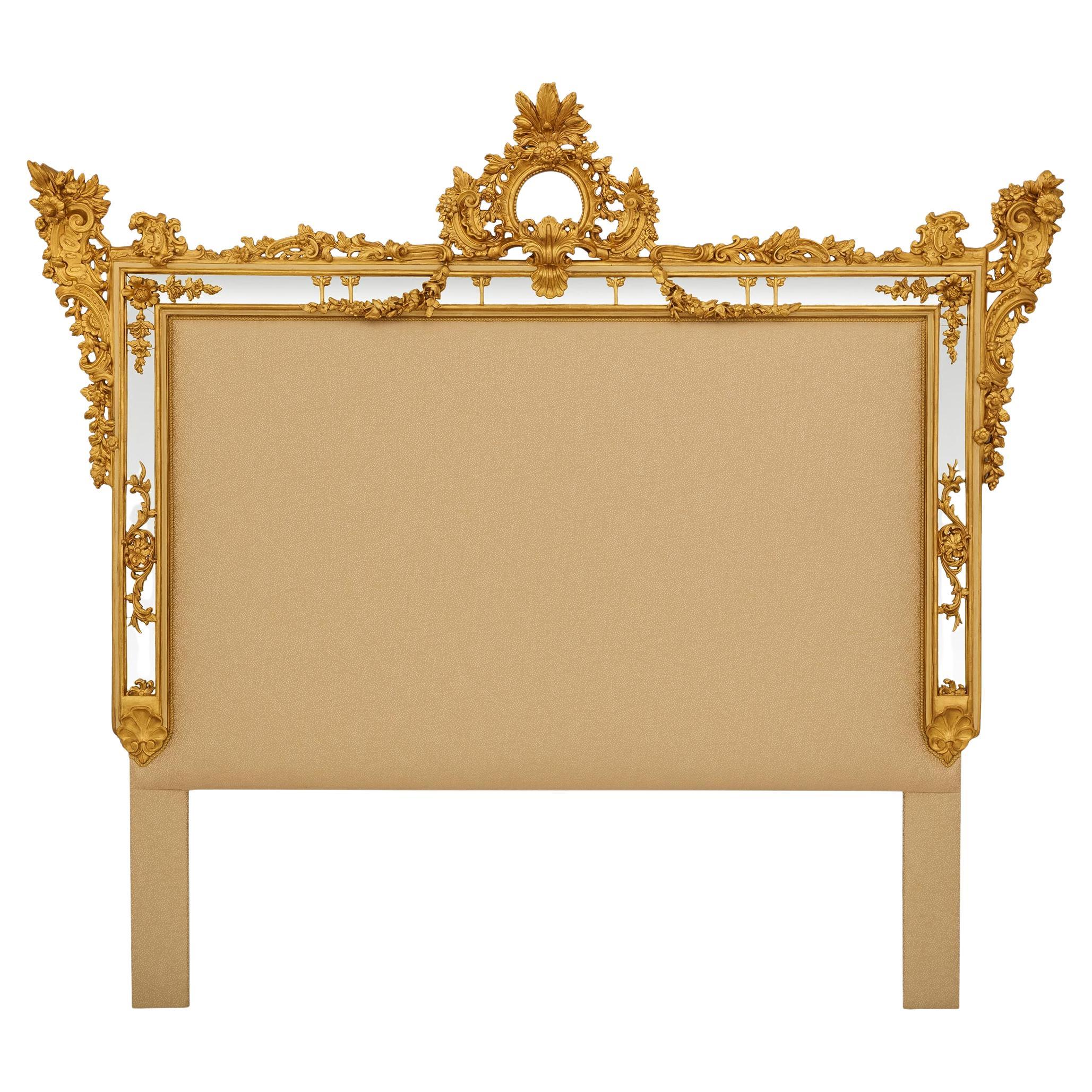 Italienisch 19. Jahrhundert Louis XV st. Giltwood und Spiegel König Größe Kopfteil im Angebot