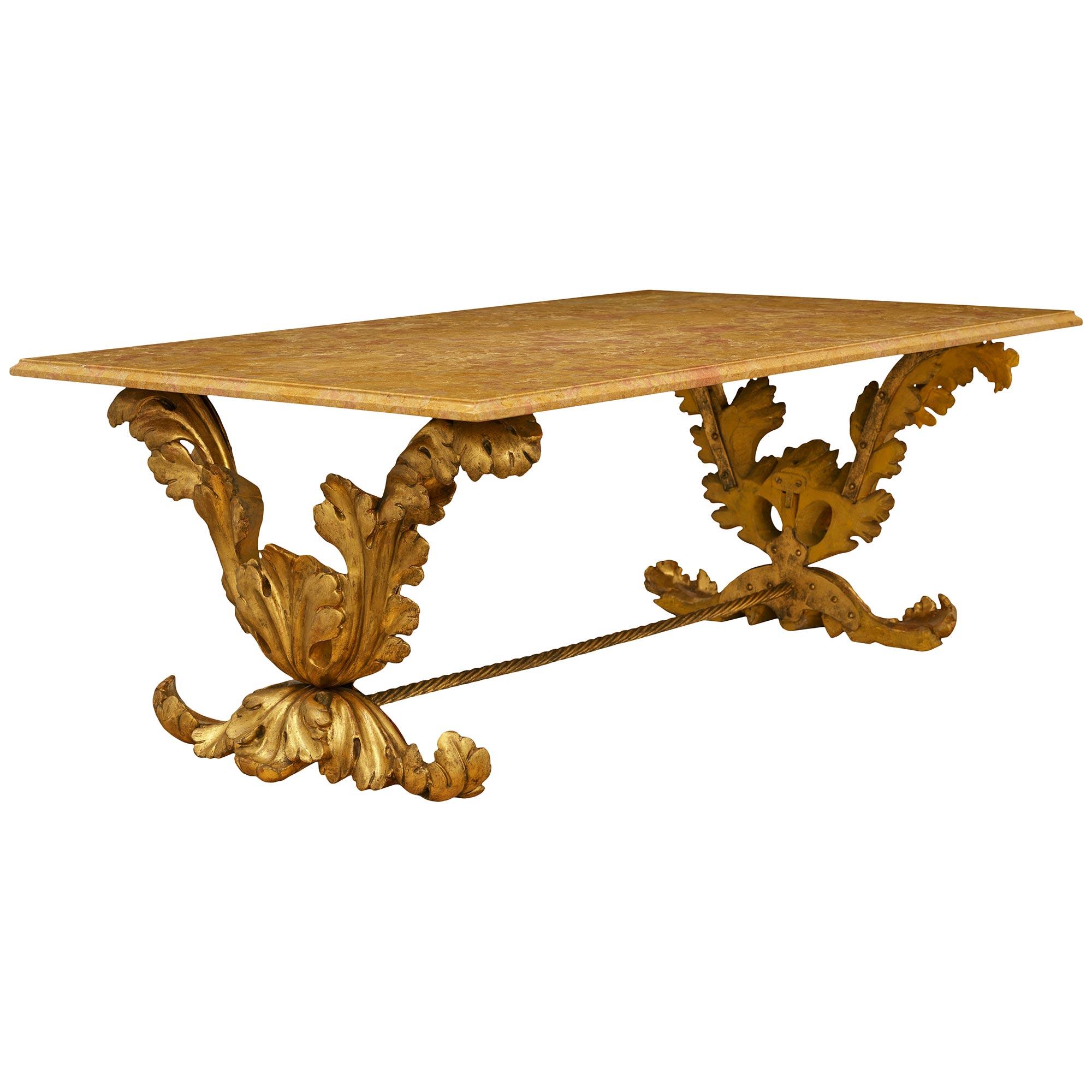 Mesa de centro italiana del siglo XIX, estilo Luis XV, de madera dorada y mármol de Varois Italiano en venta