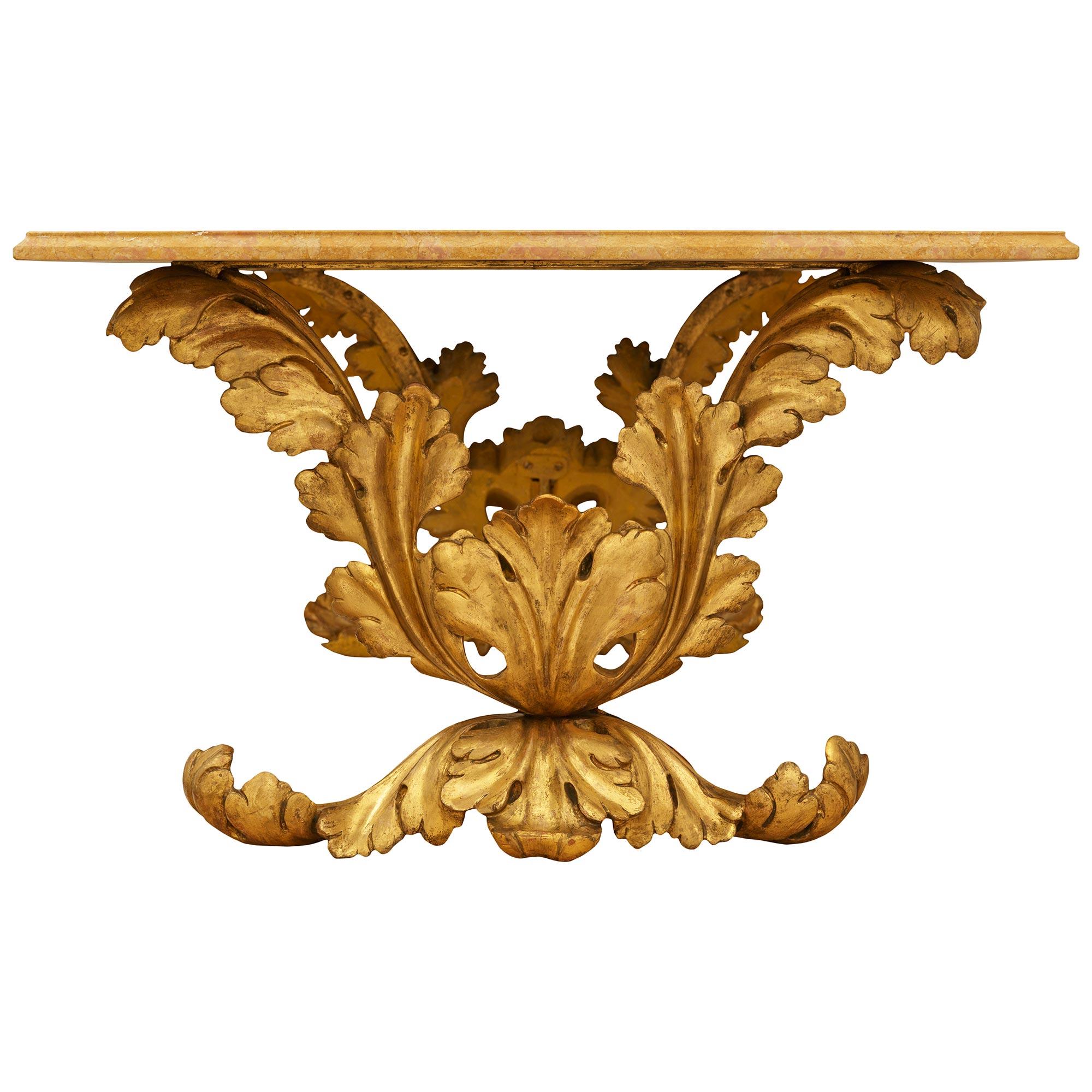 Mesa de centro italiana del siglo XIX, estilo Luis XV, de madera dorada y mármol de Varois en Bueno estado para la venta en West Palm Beach, FL