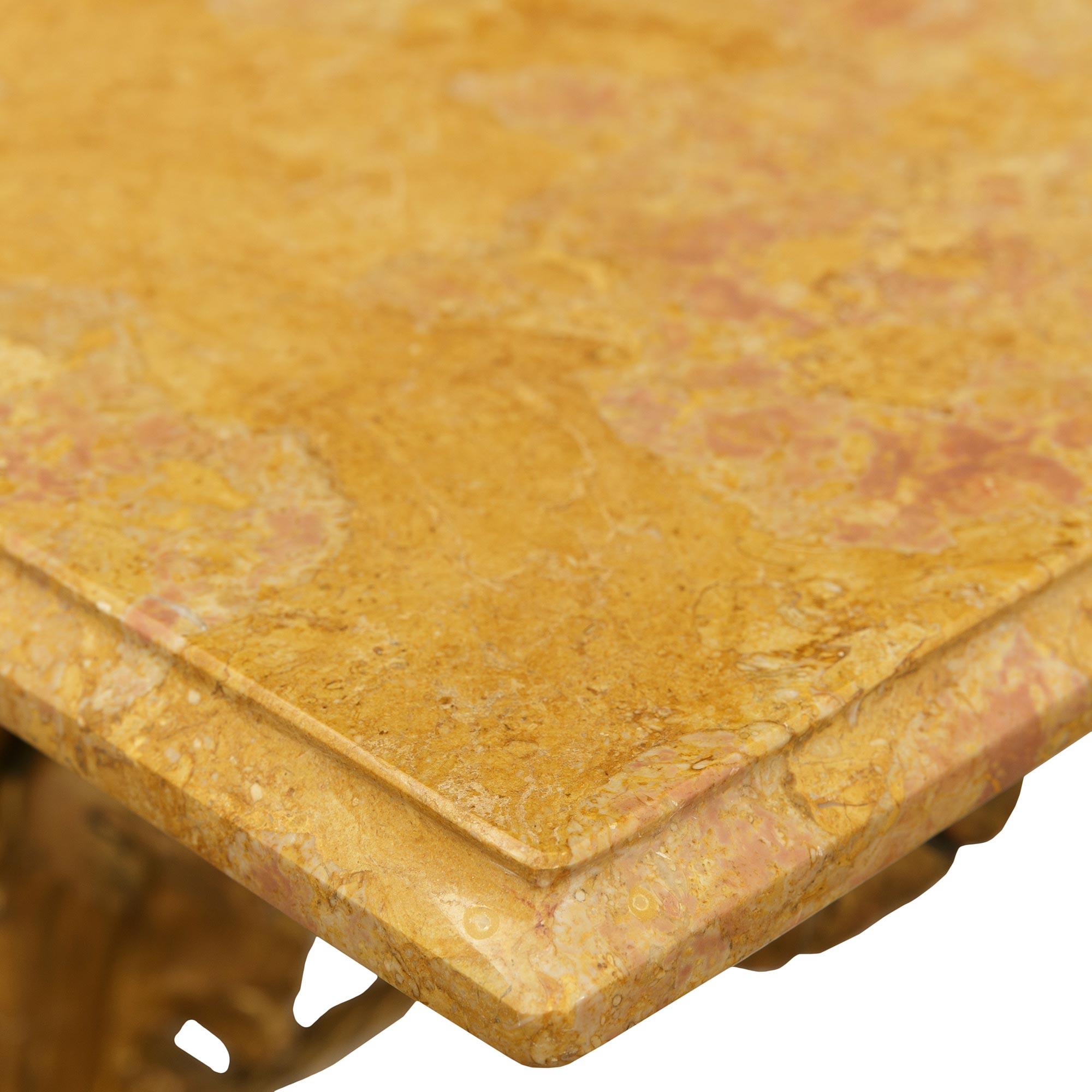 Mesa de centro italiana del siglo XIX, estilo Luis XV, de madera dorada y mármol de Varois Mármol en venta