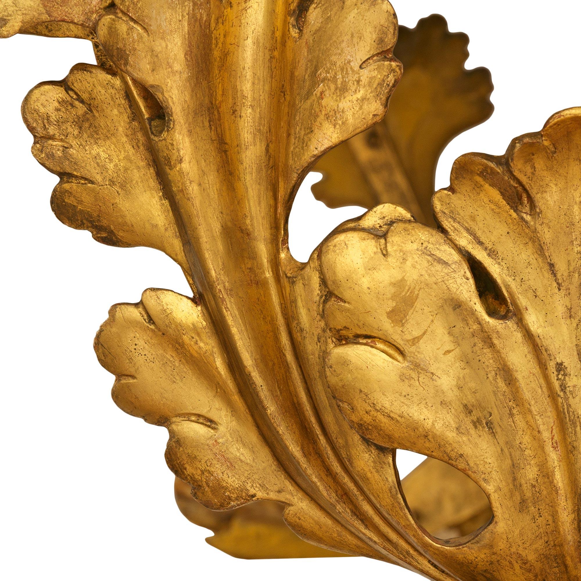 Mesa de centro italiana del siglo XIX, estilo Luis XV, de madera dorada y mármol de Varois en venta 1