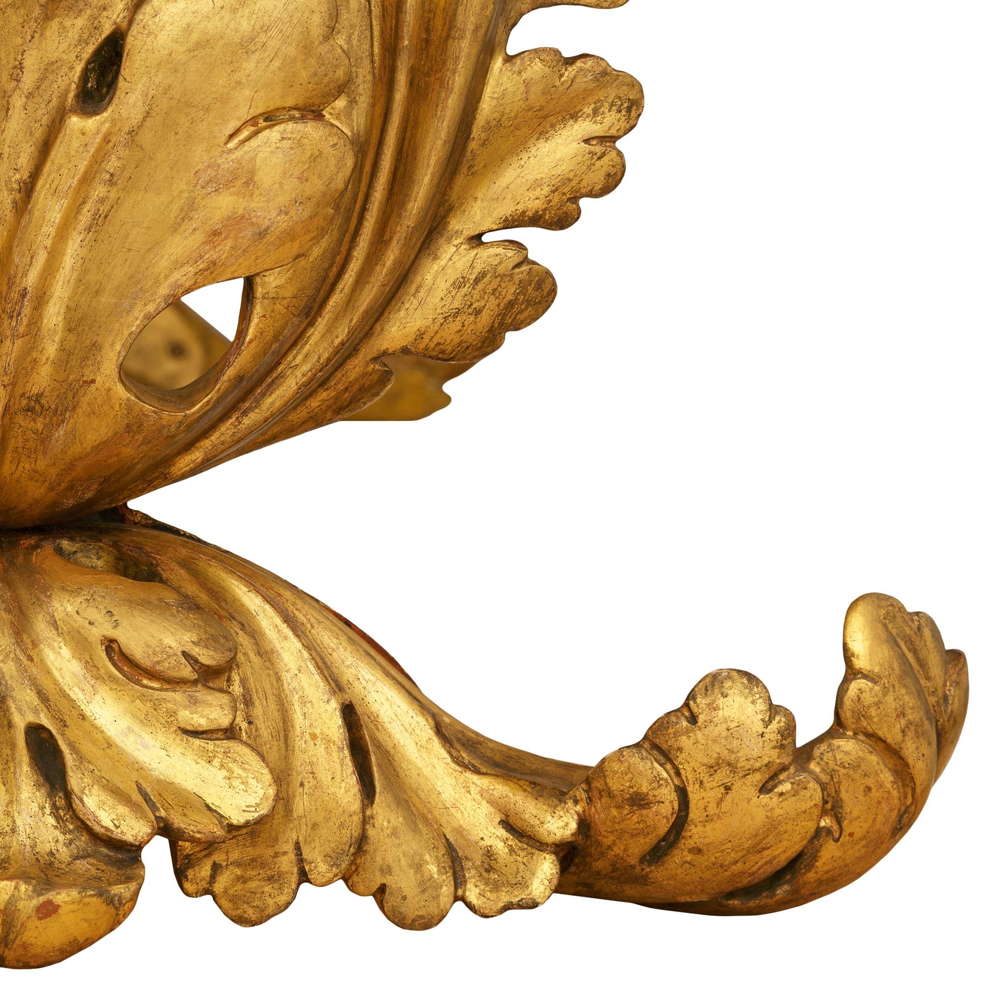 Mesa de centro italiana del siglo XIX, estilo Luis XV, de madera dorada y mármol de Varois en venta 2