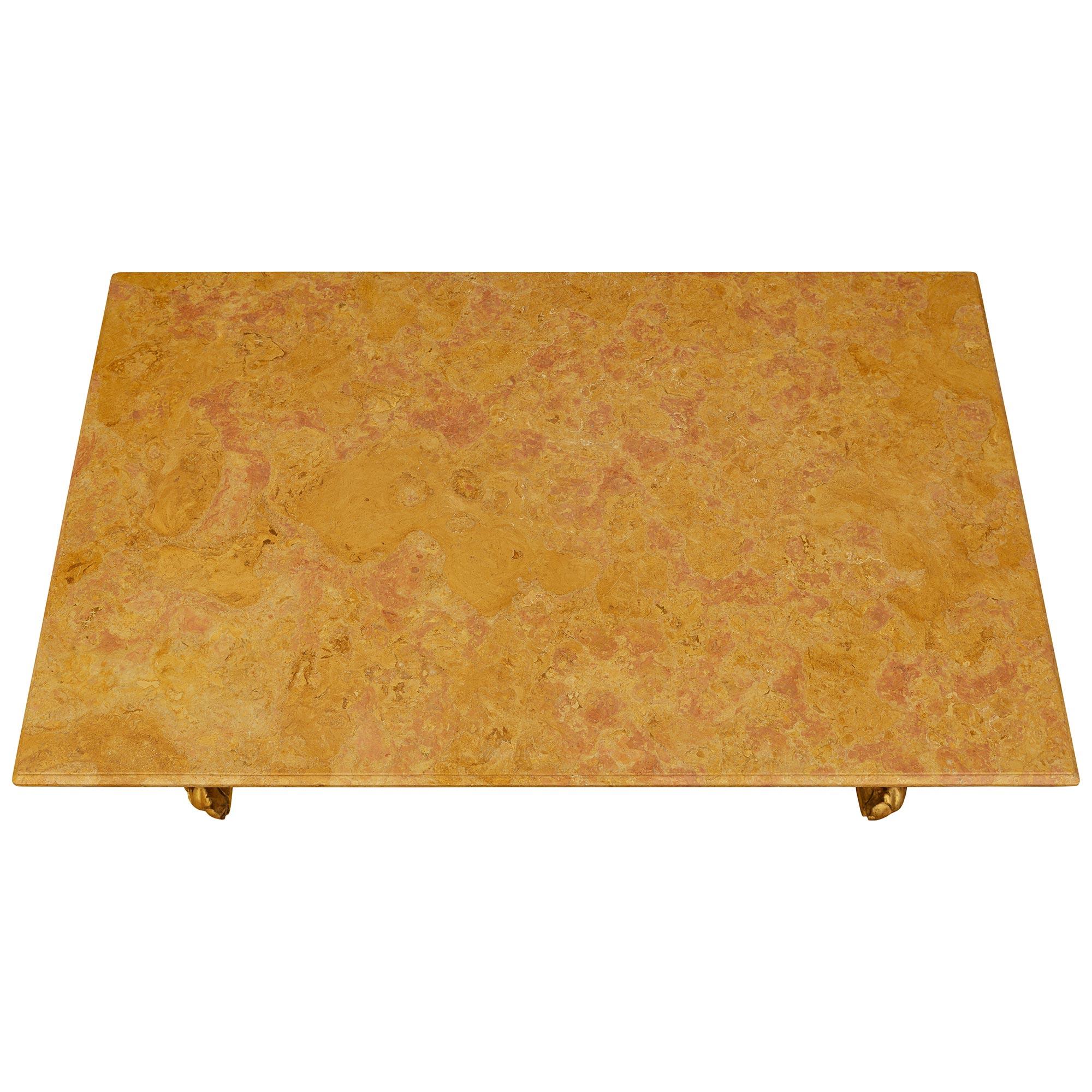 Mesa de centro italiana del siglo XIX, estilo Luis XV, de madera dorada y mármol de Varois en venta 3