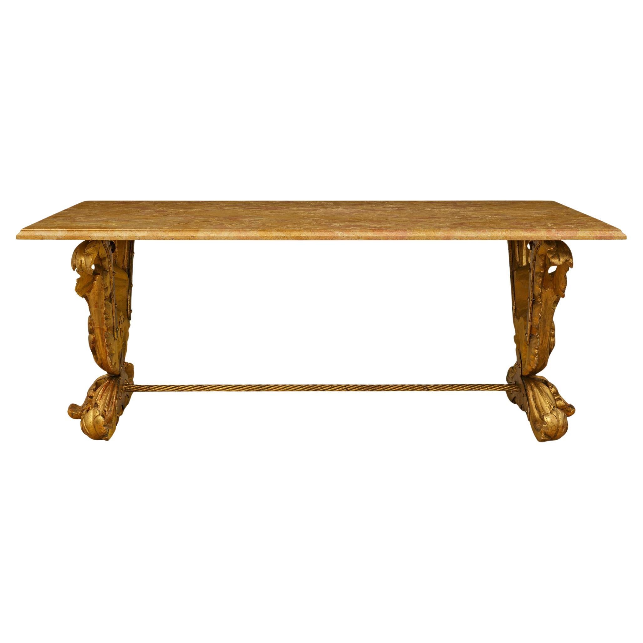 Table basse italienne du 19ème siècle en bois doré et marbre varois de style Louis XV