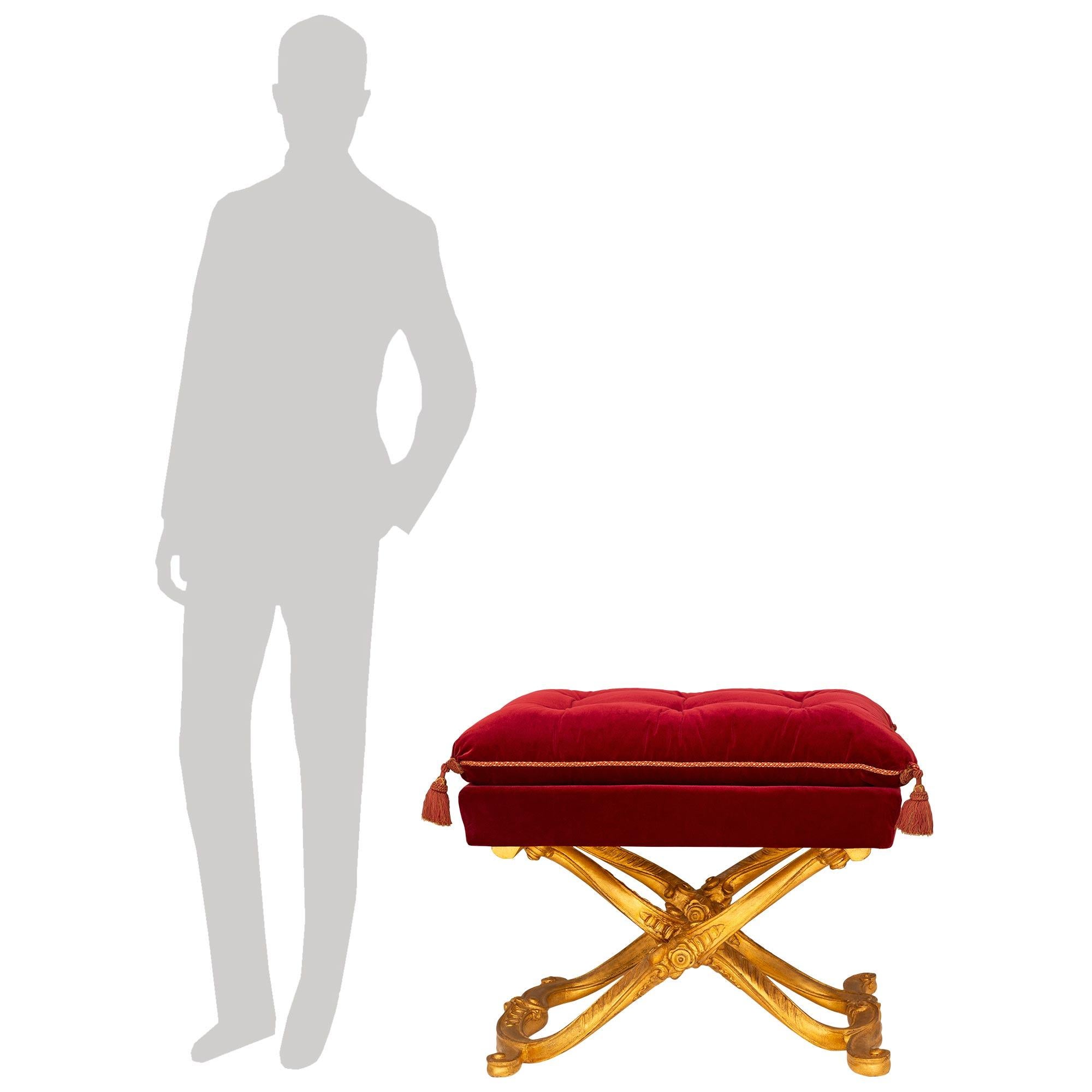 Precioso y finamente detallado banco italiano del siglo XIX de madera dorada estilo Luis XV. Este banco rectangular de soporte único se eleva sobre una base plegable de madera de giltwood en forma de 