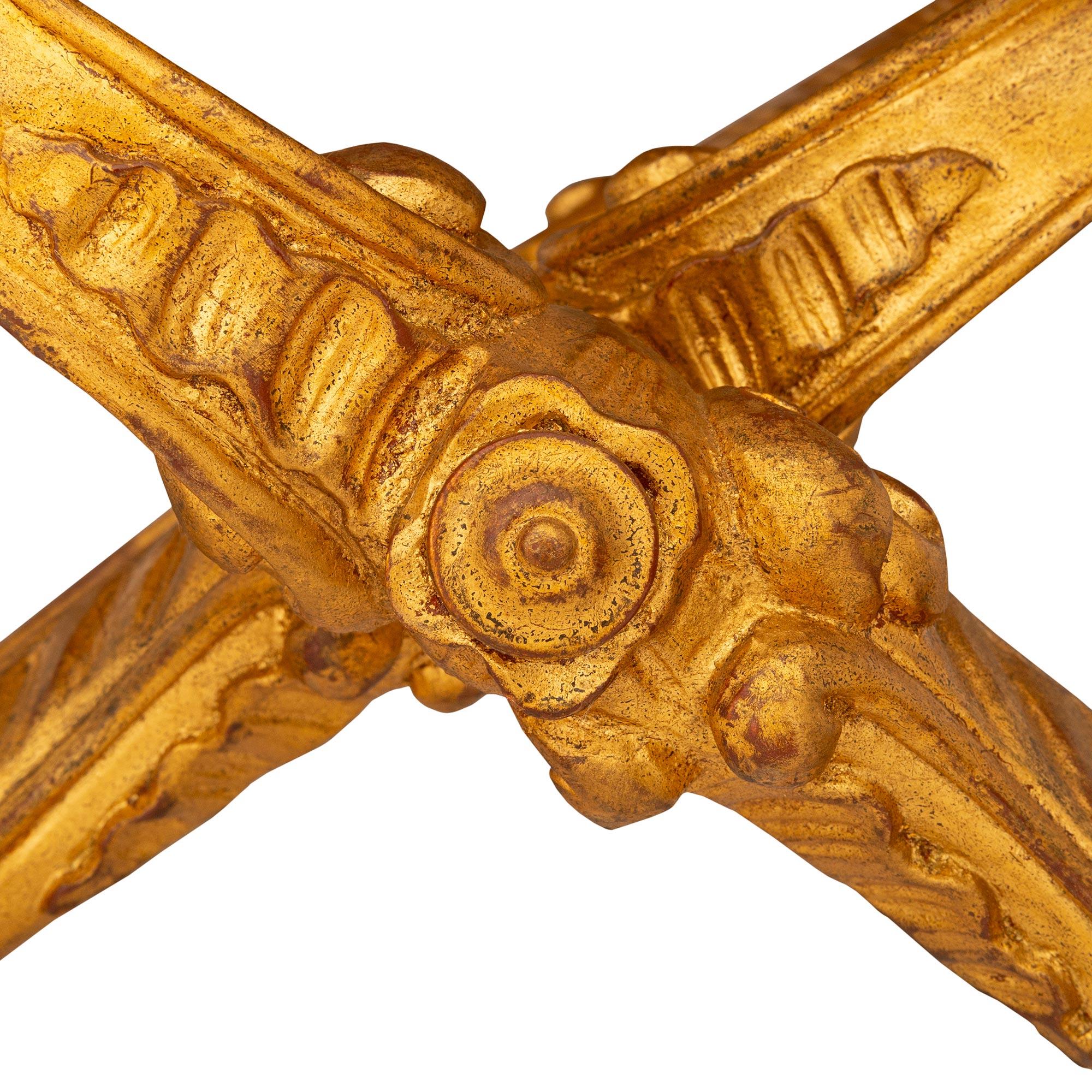 Banco italiano de madera dorada estilo Luis XV del siglo XIX en venta 3