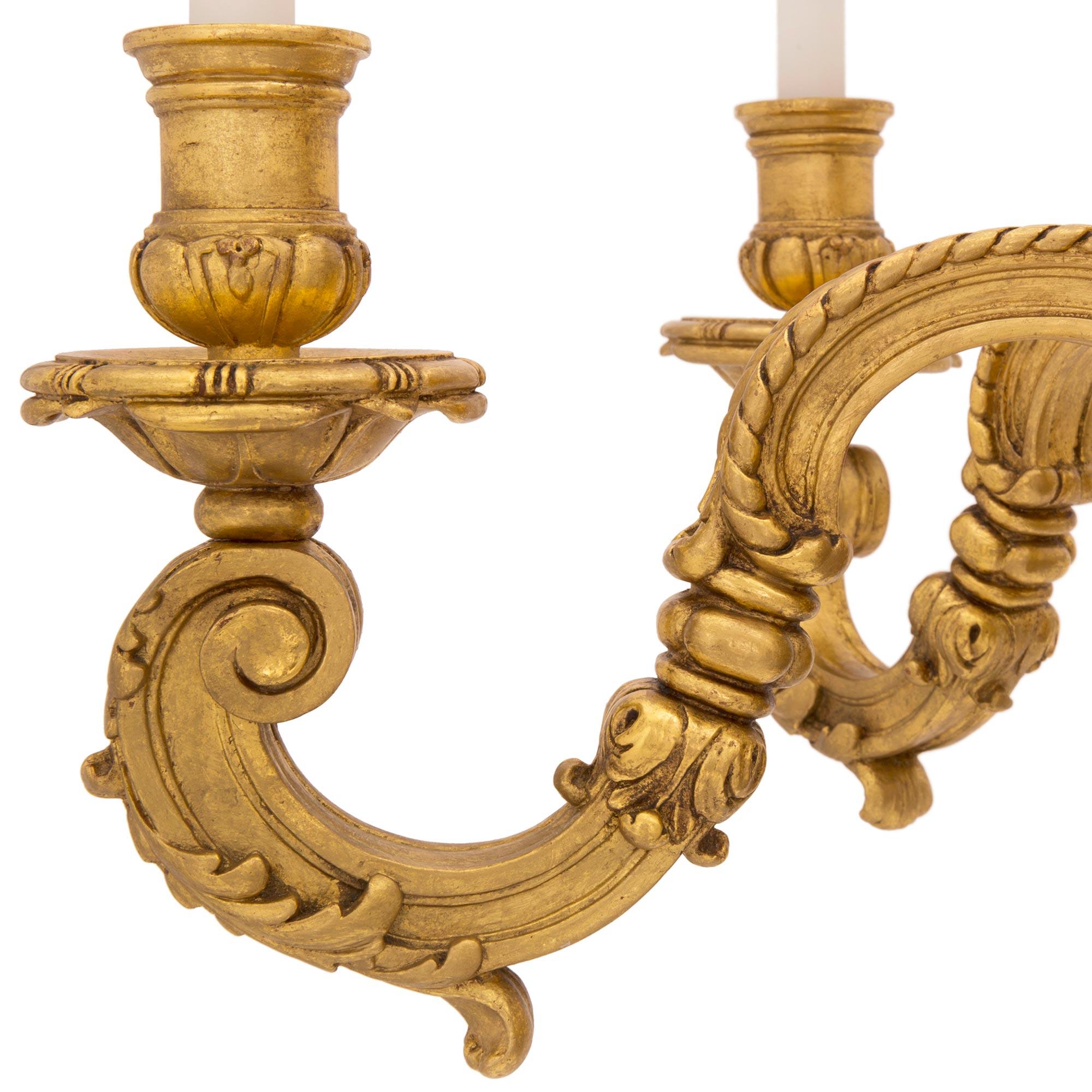 Lustre italien du XIXe siècle en bois doré Louis XV du XIXe siècle en vente 2