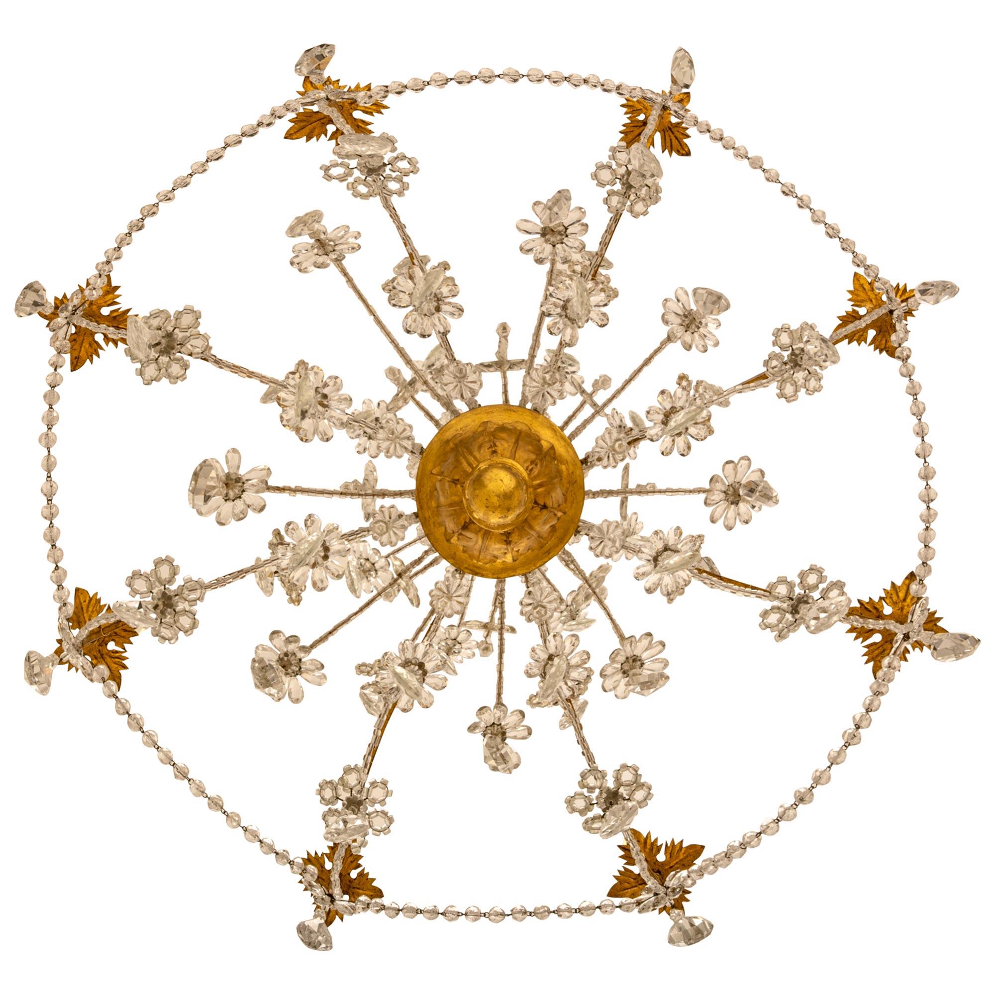 Eine wunderbar dekorative italienische 19. Jahrhundert Louis XV st. Giltwood, vergoldetes Eisen, Glasperlen und Kristall-Kronleuchter. Der achtarmige Kronleuchter hat einen unteren Giltwood-Finial unter geschnitzten Akanthusblättern, der zu den acht